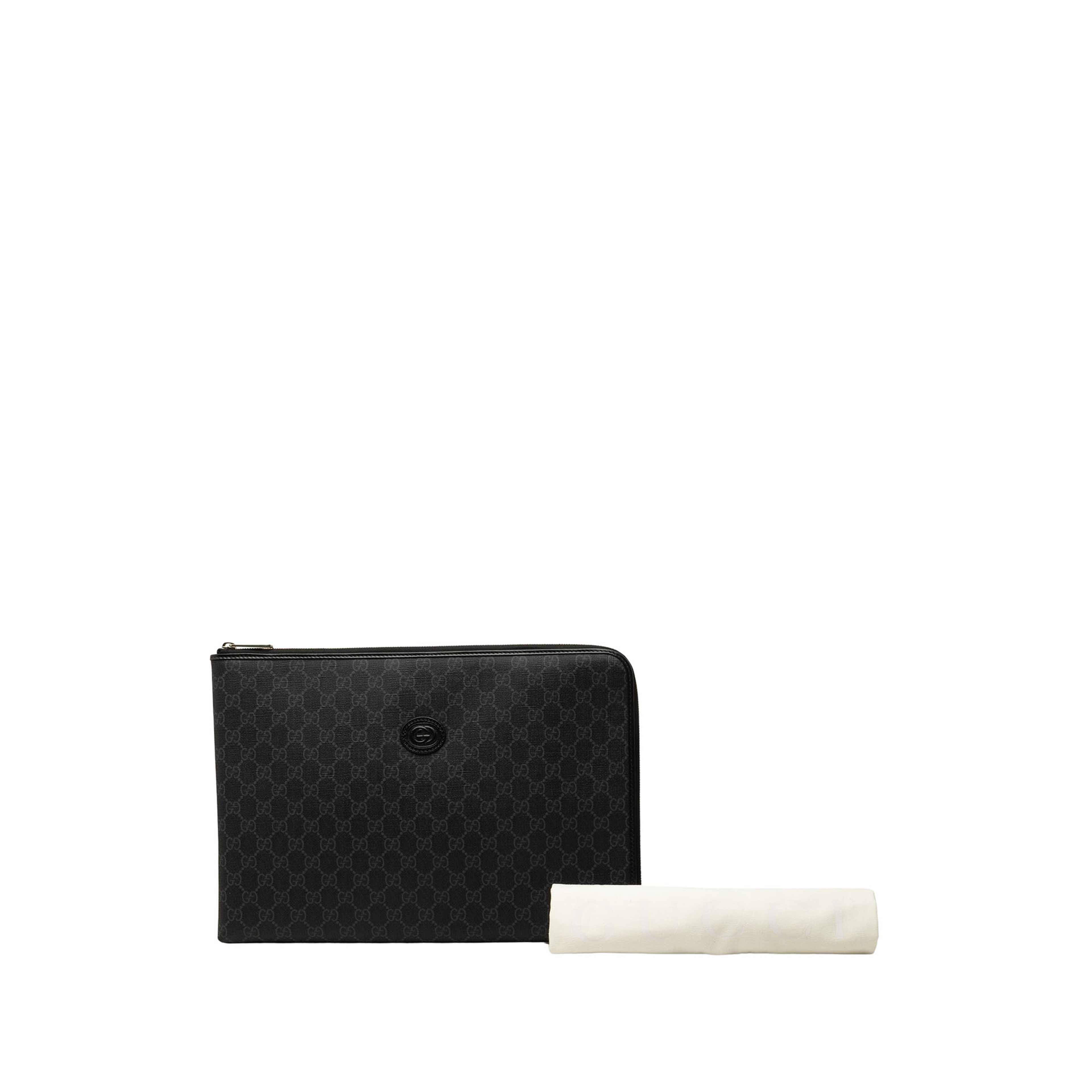 Gucci Gg Supreme Interlocking G Clutch, från Luxclusif, i färgen svart. Klicka för att öppna bilden i stort format