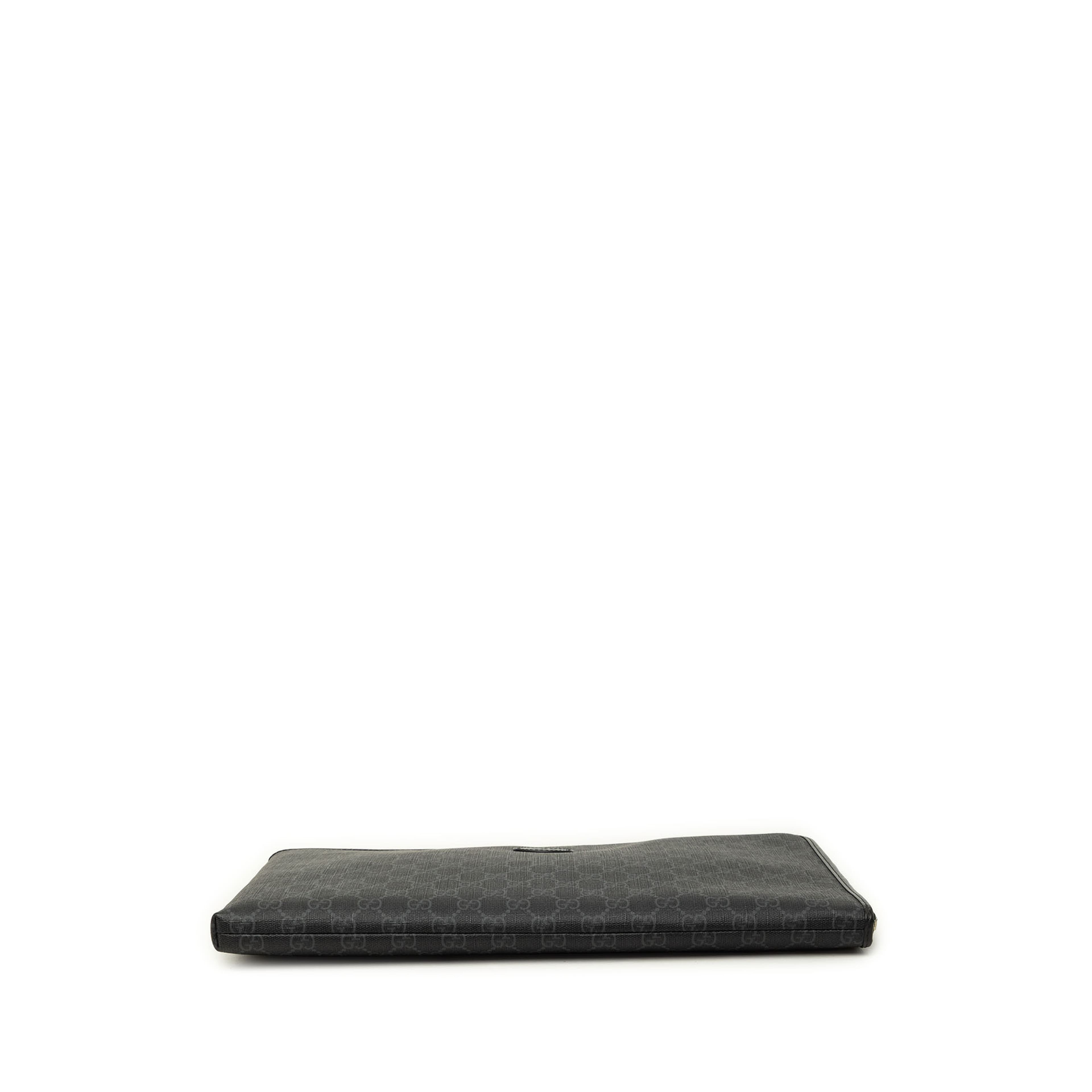 Gucci Gg Supreme Interlocking G Clutch, från Luxclusif, i färgen svart. Klicka för att öppna bilden i stort format