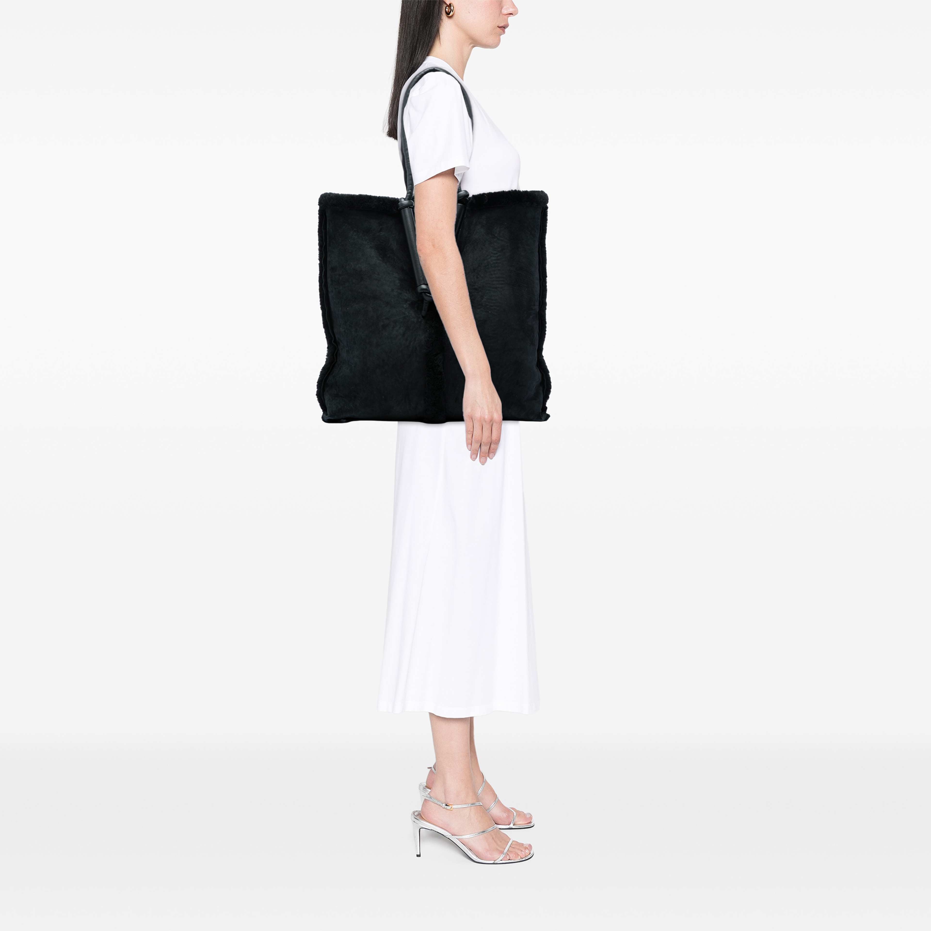 Bottega Veneta Suede And Shearling Bolster Reversible Tote, från Luxclusif, i färgen svart. Klicka för att öppna bilden i stort format