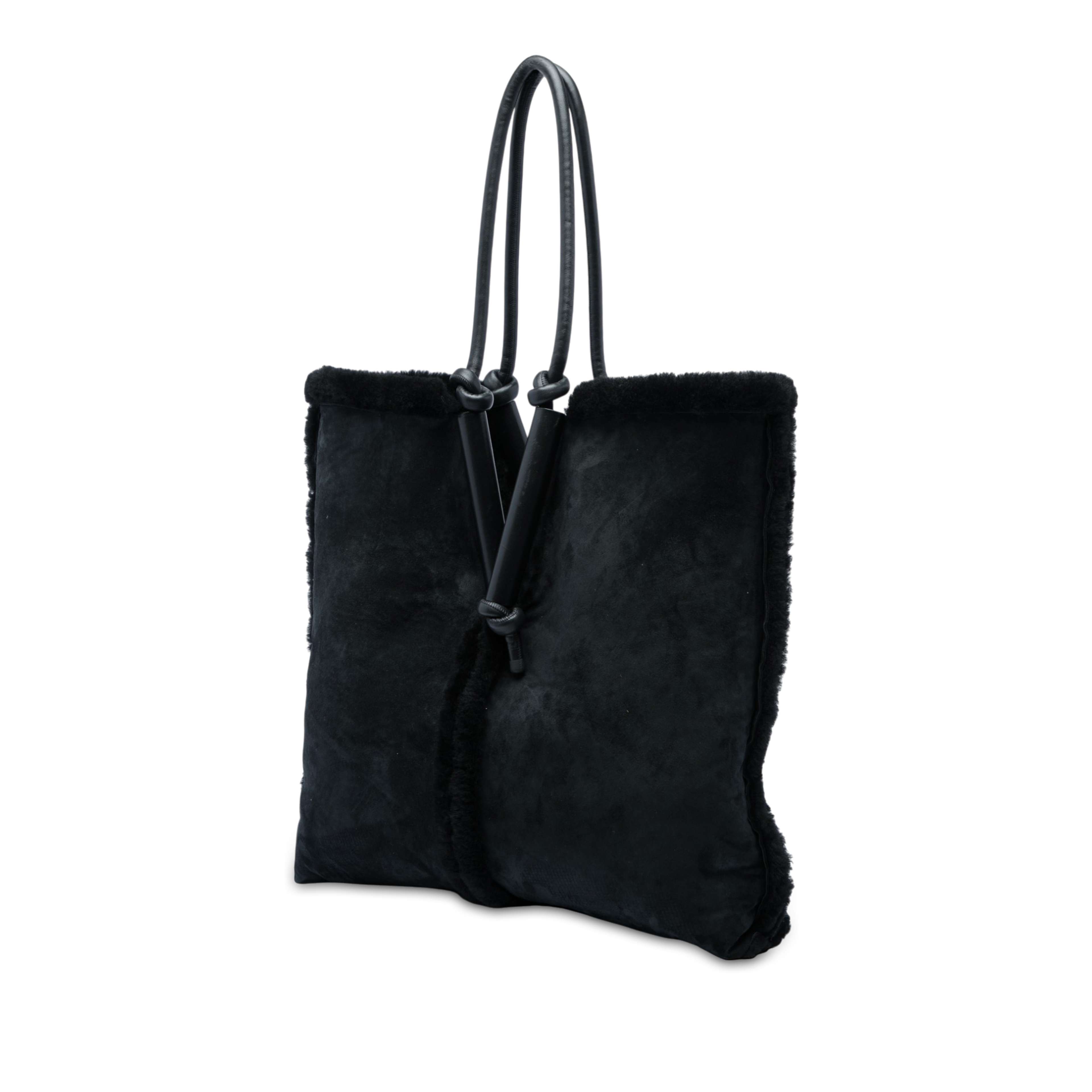Bottega Veneta Suede And Shearling Bolster Reversible Tote, från Luxclusif, i färgen svart. Klicka för att öppna bilden i stort format