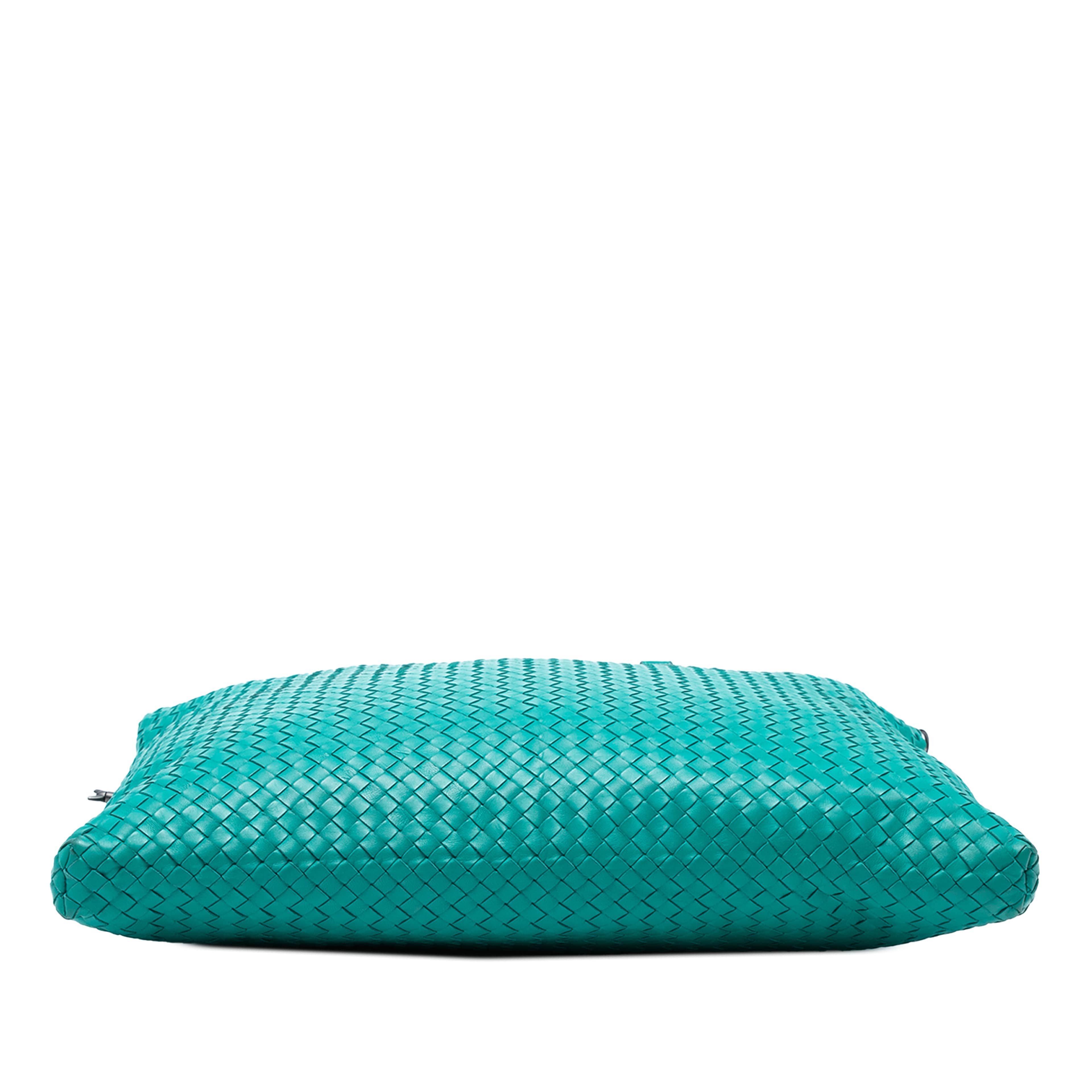 Bottega Veneta Maxi Nappa Intrecciato Convertible Tote, från Luxclusif, i färgen peacock. Klicka för att öppna bilden i stort format