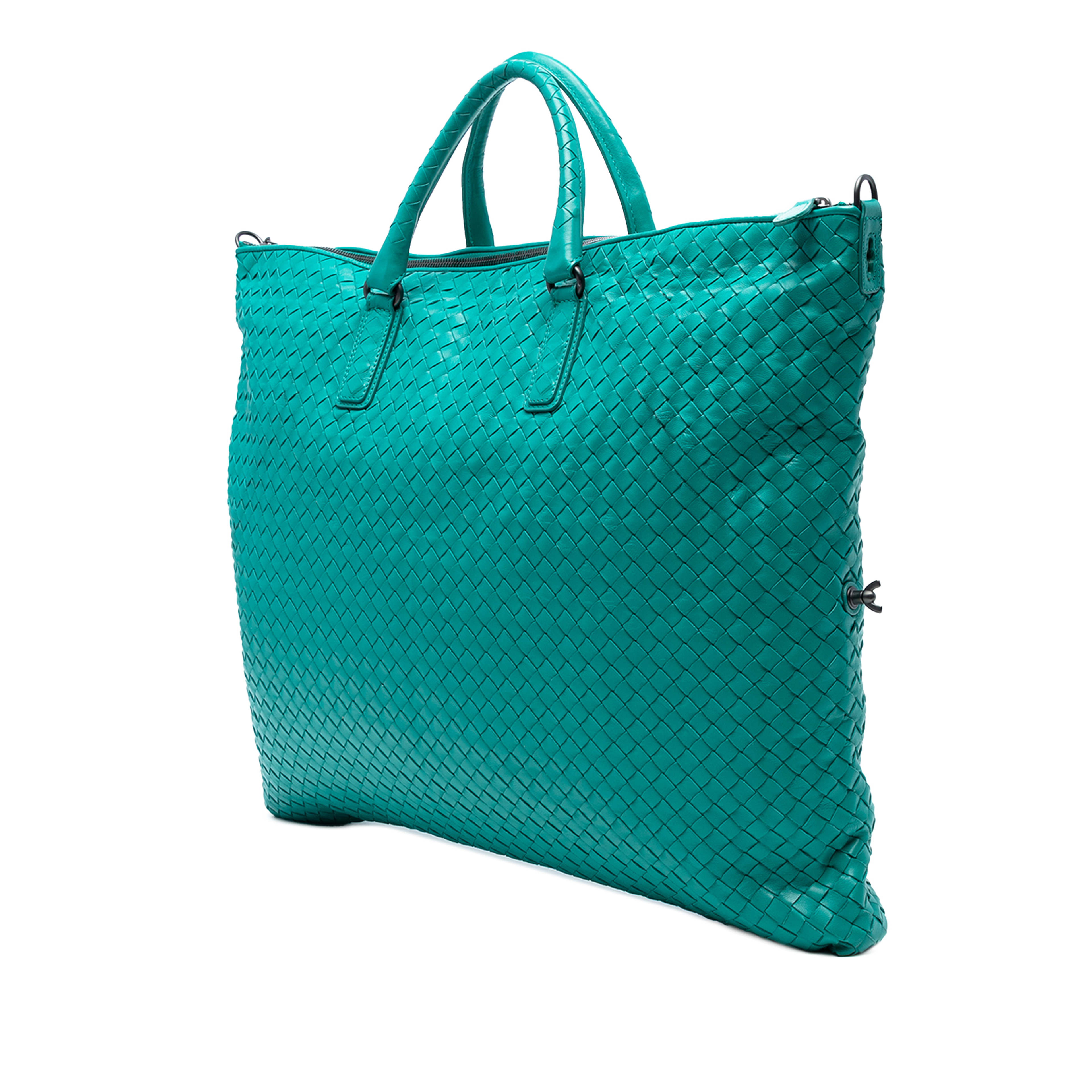 Bottega Veneta Maxi Nappa Intrecciato Convertible Tote, från Luxclusif, i färgen peacock. Klicka för att öppna bilden i stort format