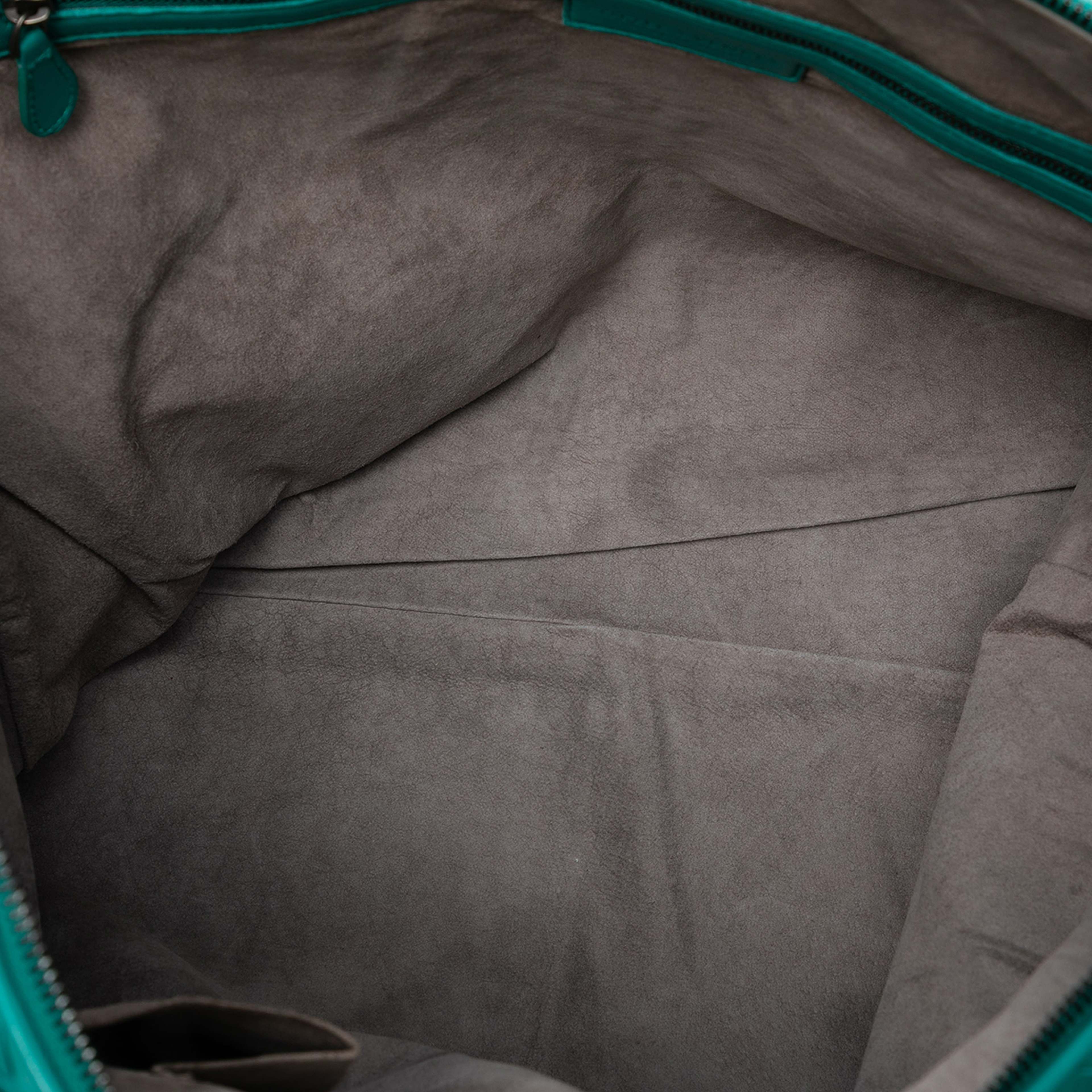 Bottega Veneta Maxi Nappa Intrecciato Convertible Tote, från Luxclusif, i färgen peacock. Klicka för att öppna bilden i stort format