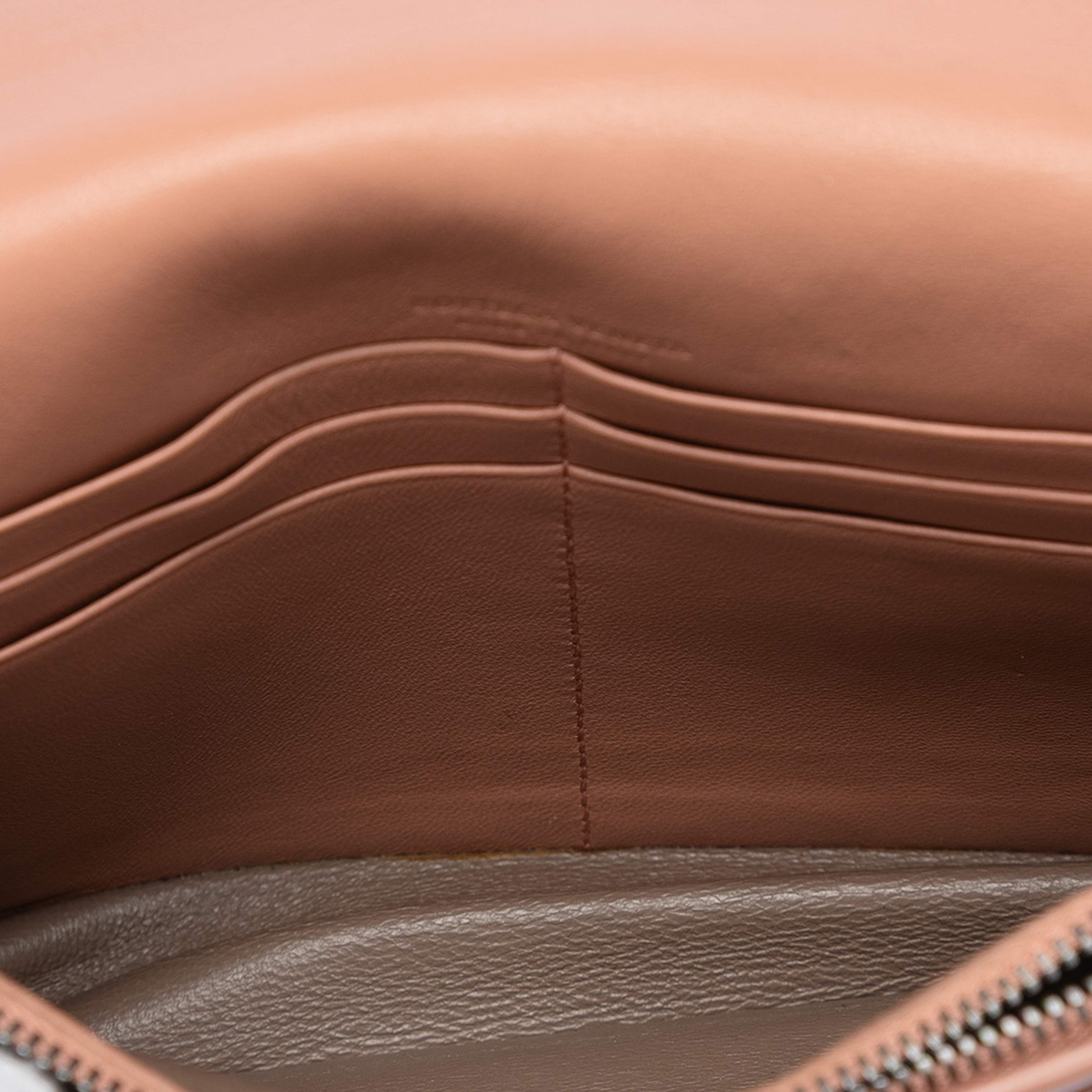 Bottega Veneta Nappa Intrecciato Wallet On Chain, från Luxclusif, i färgen red. Klicka för att öppna bilden i stort format