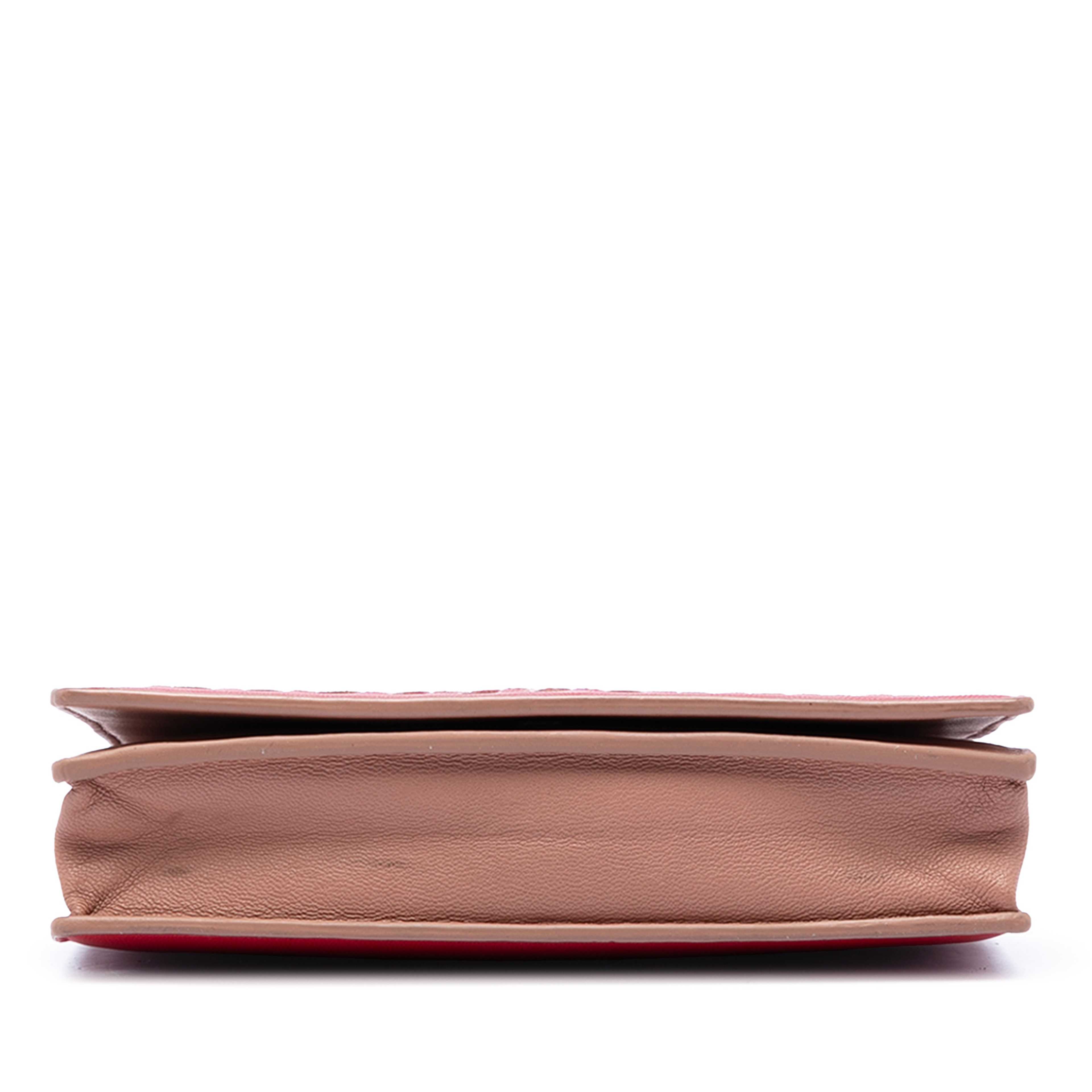 Bottega Veneta Nappa Intrecciato Wallet On Chain, från Luxclusif, i färgen red. Klicka för att öppna bilden i stort format