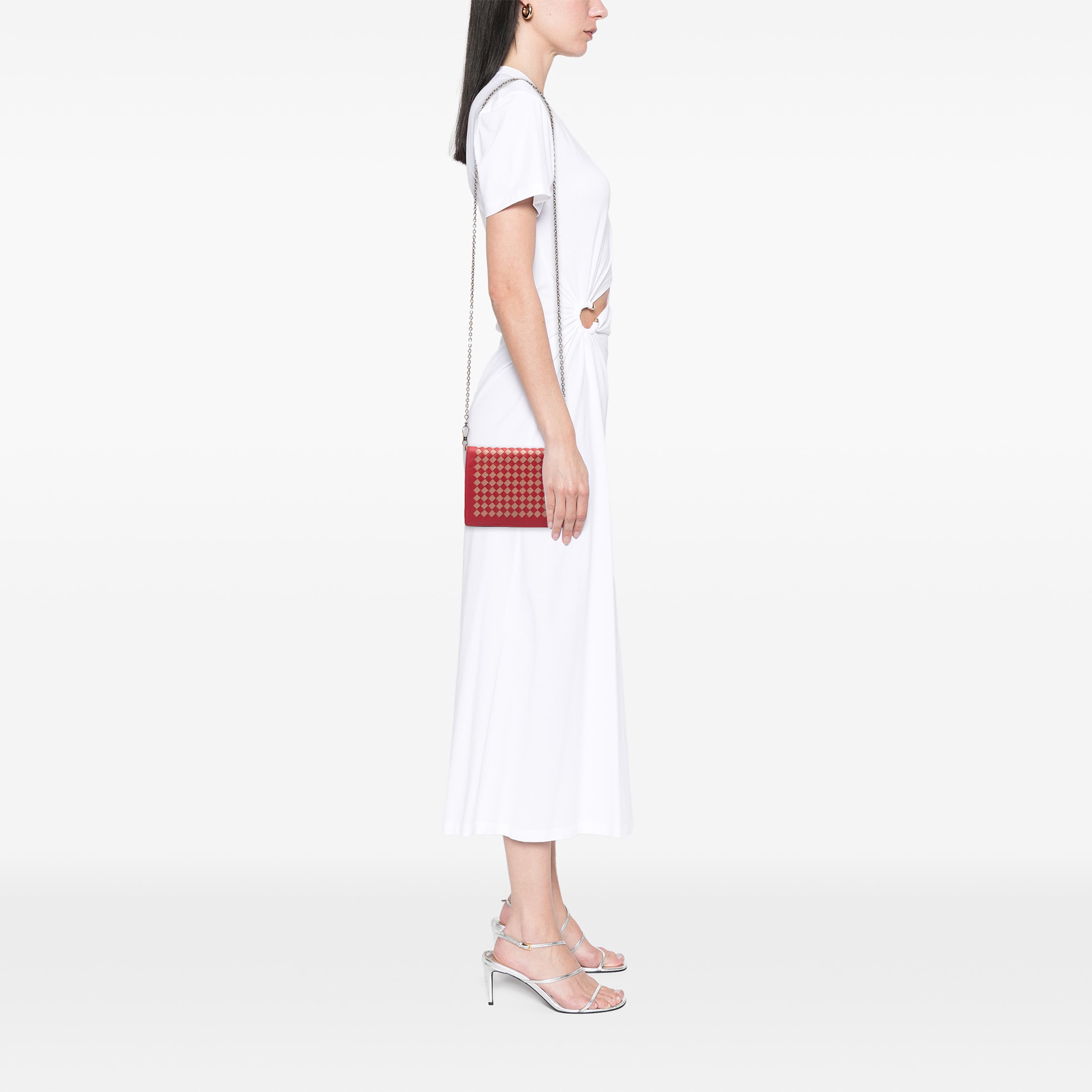 Bottega Veneta Nappa Intrecciato Wallet On Chain, från Luxclusif, i färgen red. Klicka för att öppna bilden i stort format