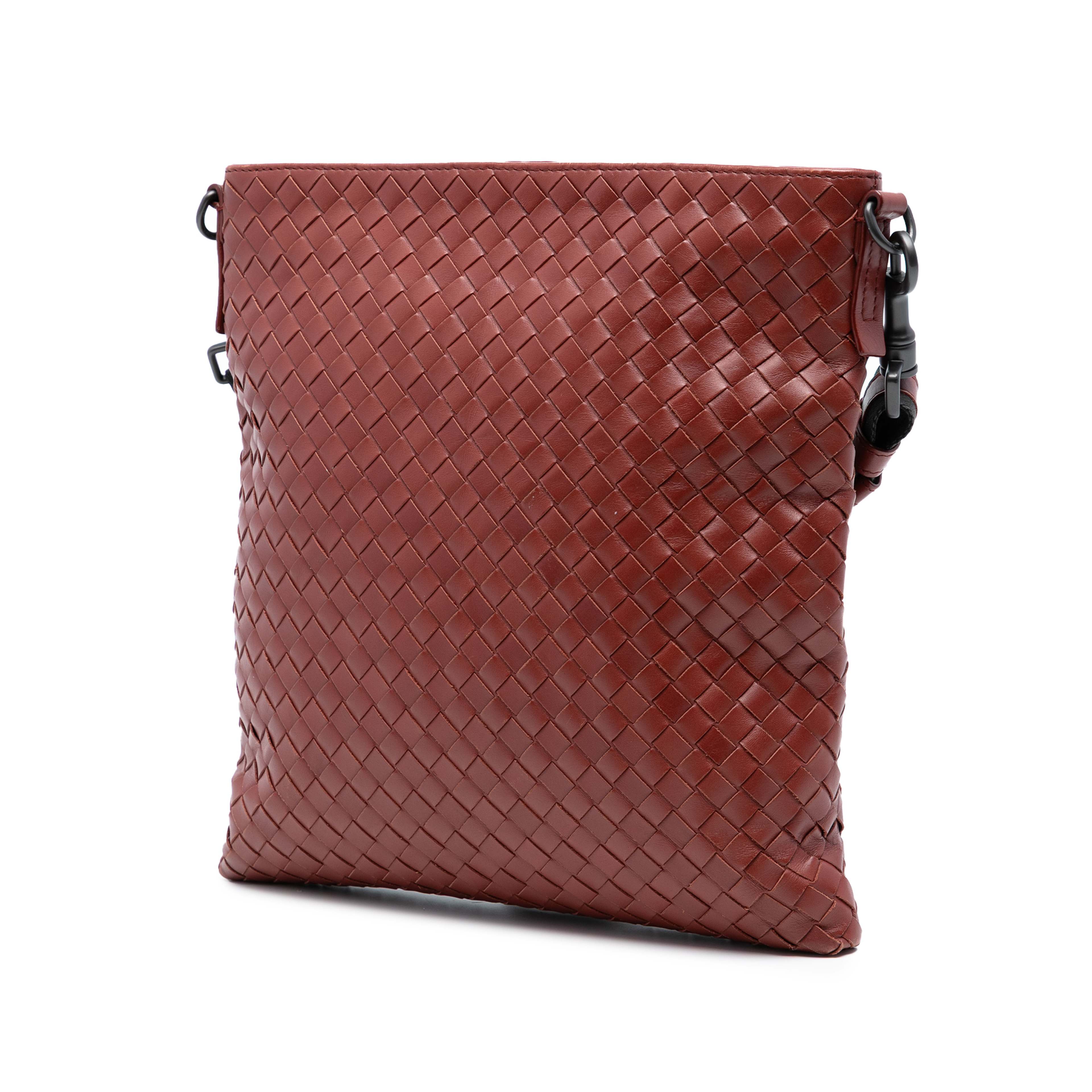 Bottega Veneta Nappa Intrecciato Crossbody, från Luxclusif, i färgen brick. Klicka för att öppna bilden i stort format