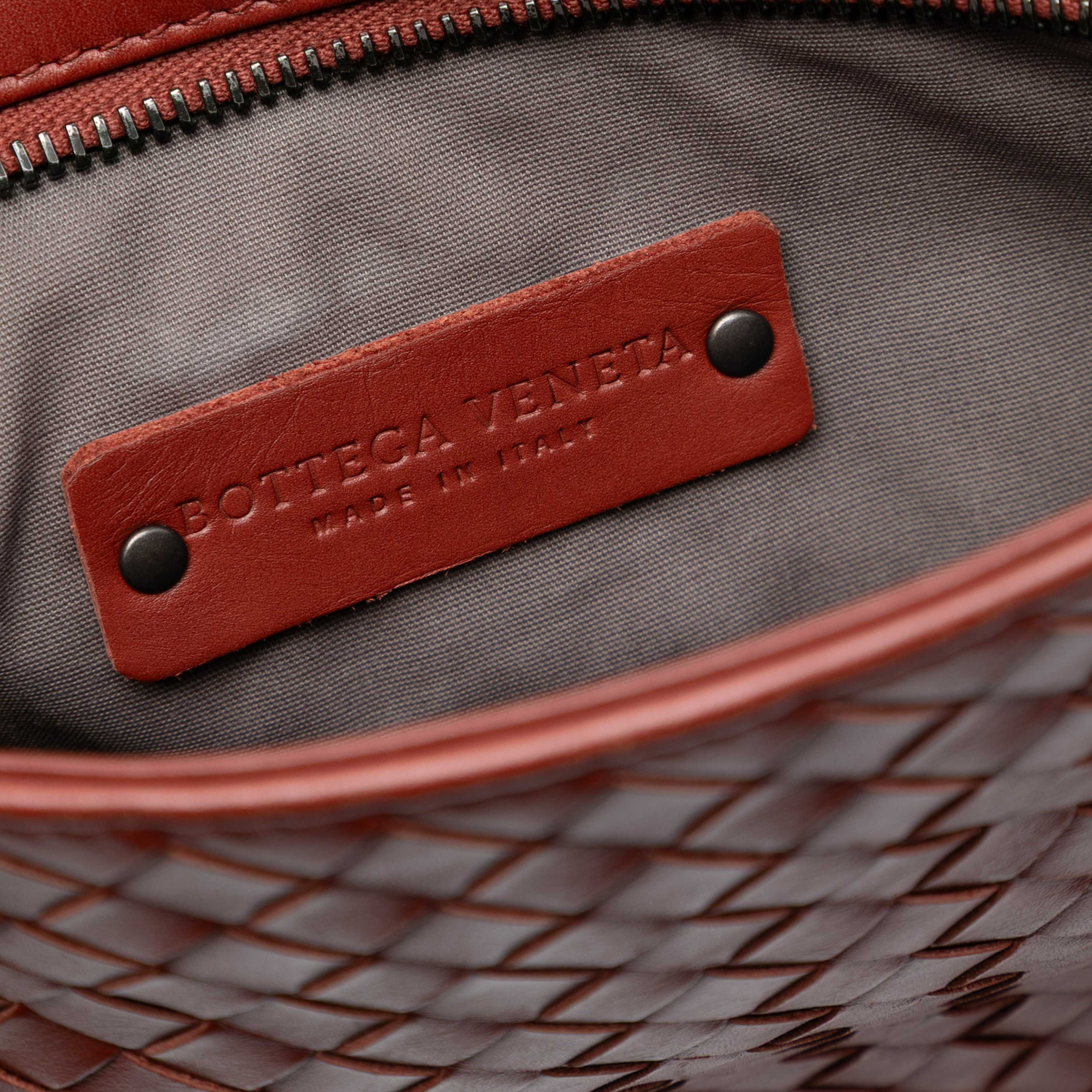 Bottega Veneta Nappa Intrecciato Crossbody, från Luxclusif, i färgen brick. Klicka för att öppna bilden i stort format