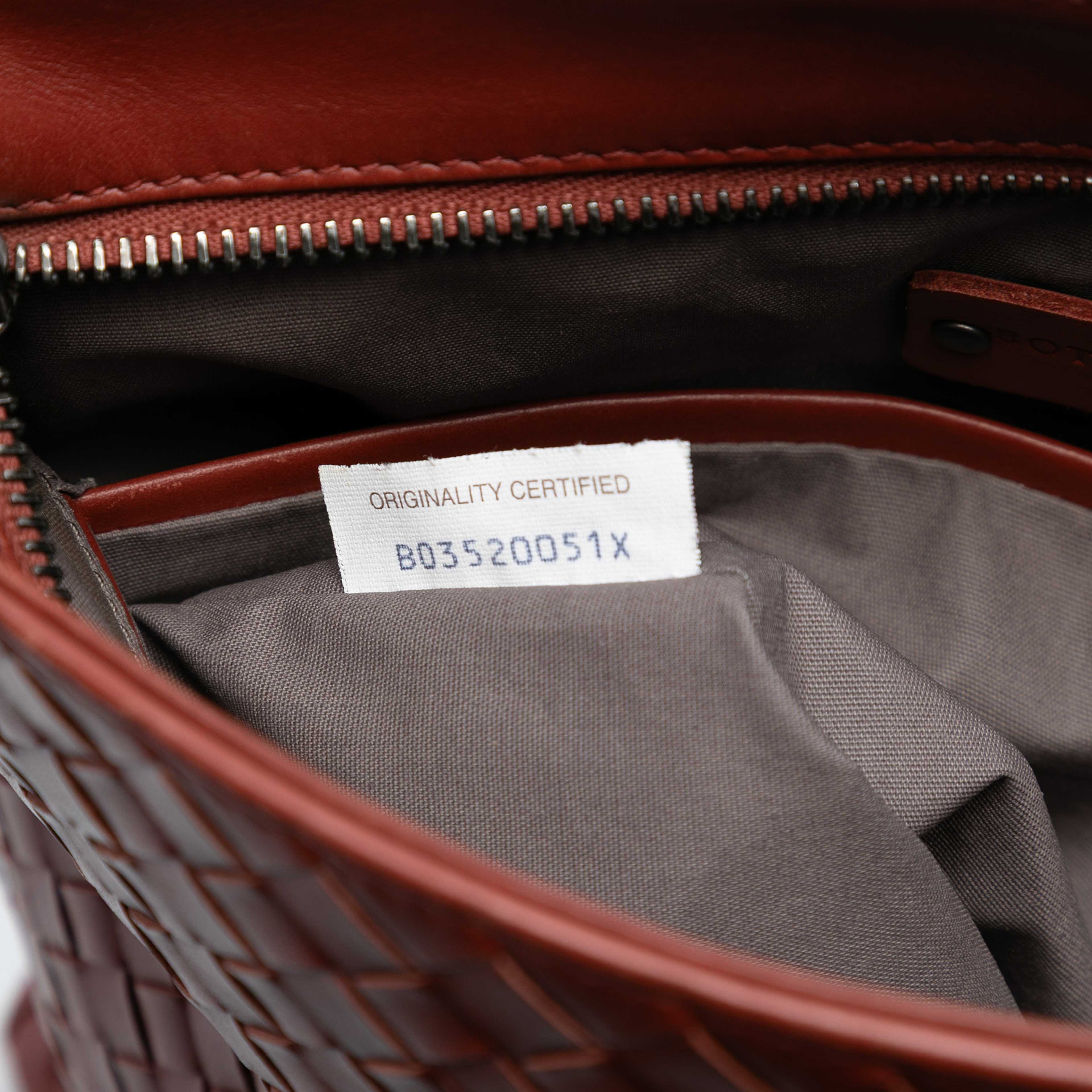 Bottega Veneta Nappa Intrecciato Crossbody, från Luxclusif, i färgen brick. Klicka för att öppna bilden i stort format