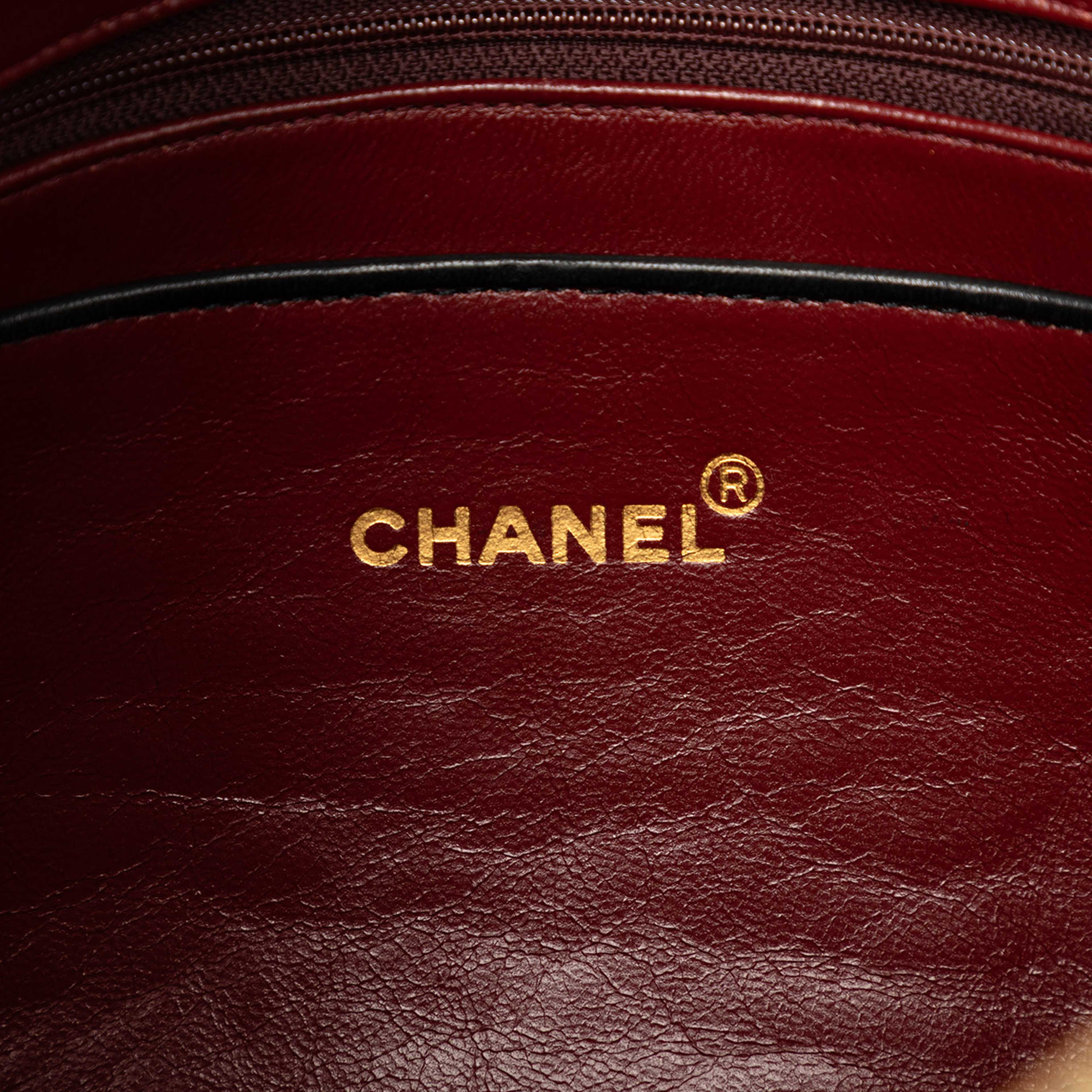 Chanel Cc Quilted Lambskin Front Pocket Chain Camera Bag, från Luxclusif, i färgen black. Klicka för att öppna bilden i stort format