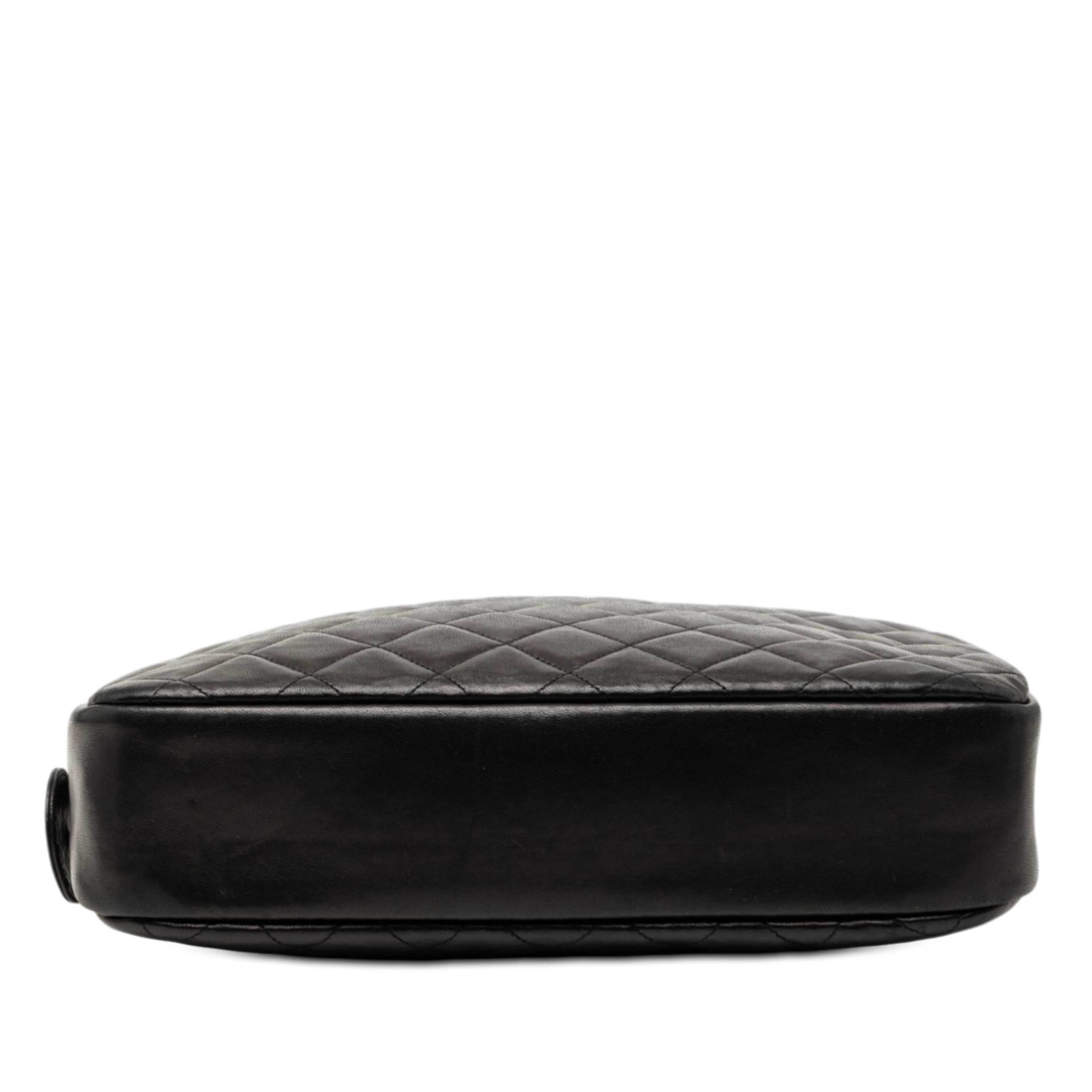 Chanel Cc Quilted Lambskin Front Pocket Chain Camera Bag, från Luxclusif, i färgen black. Klicka för att öppna bilden i stort format