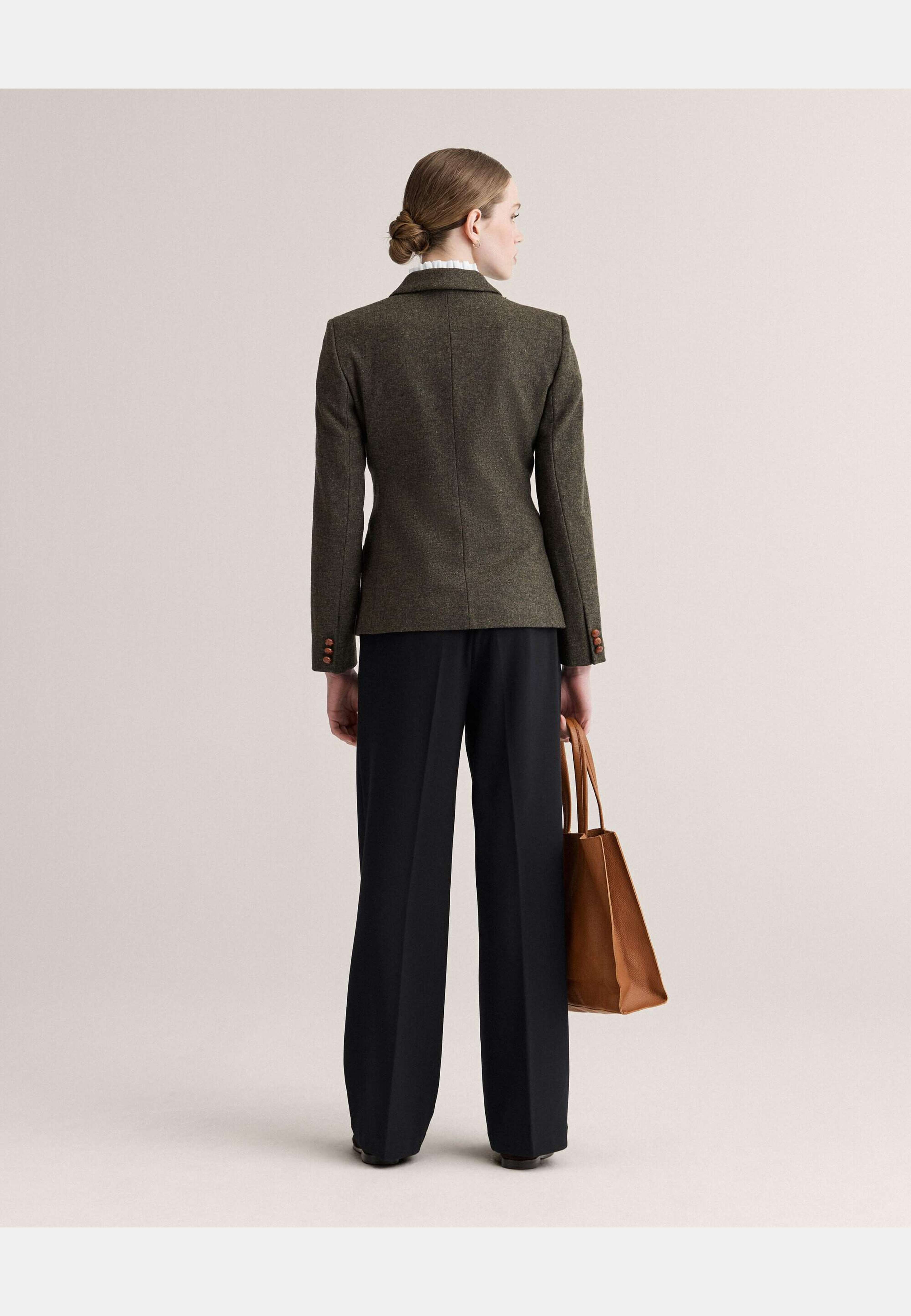 Blythe Tweed Blazer, från Newhouse, i färgen olivgrön. Klicka för att öppna bilden i stort format