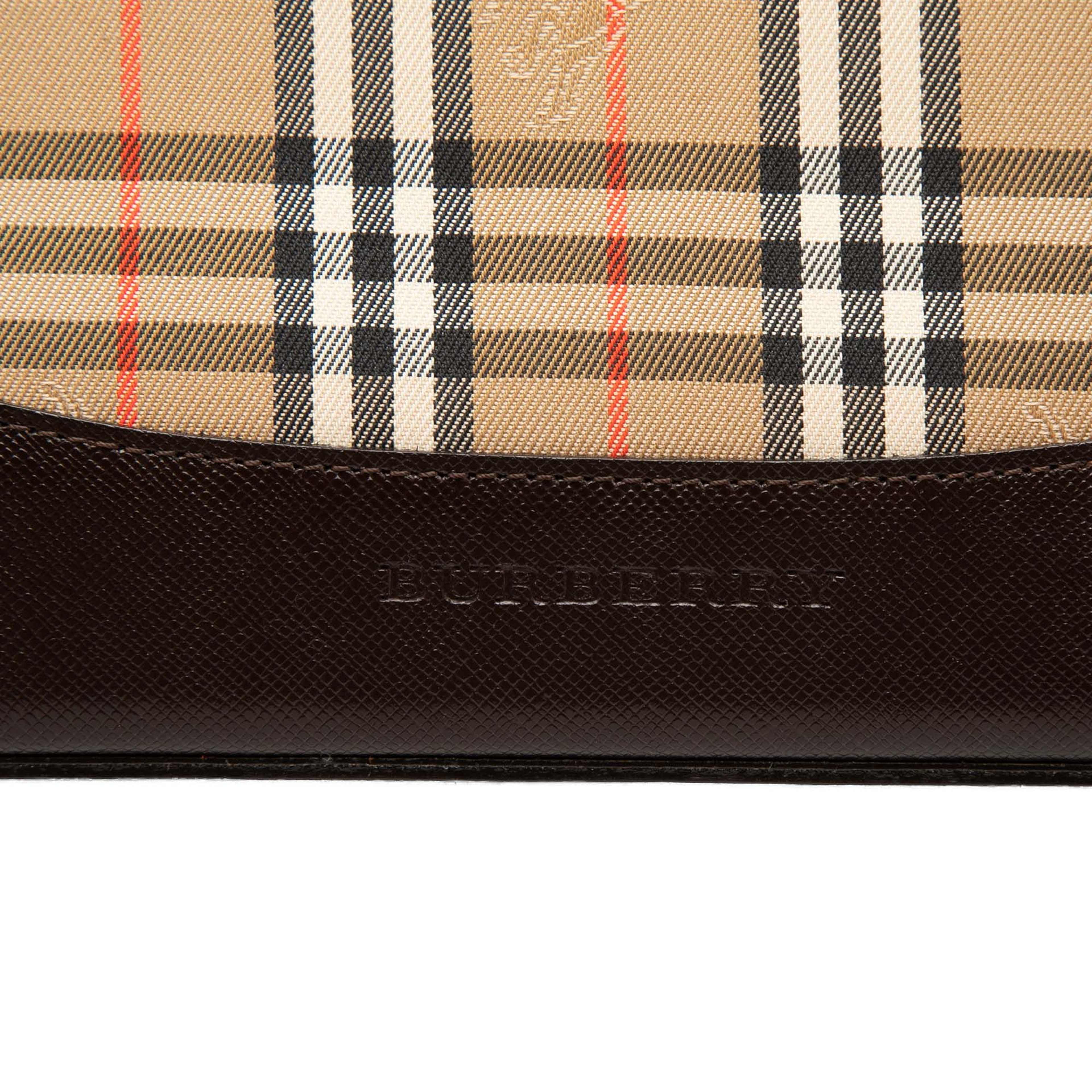 Burberry Haymarket Check Canvas Shoulder Bag, från Luxclusif, i färgen beige. Klicka för att öppna bilden i stort format