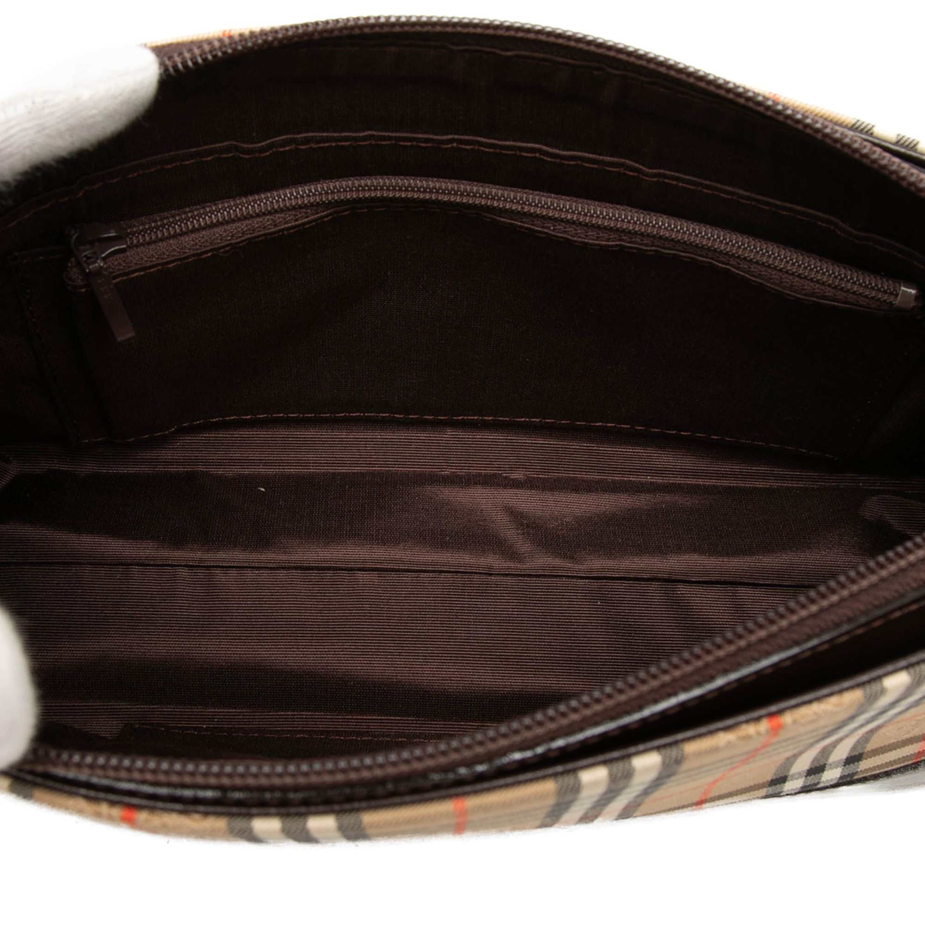Burberry Haymarket Check Canvas Shoulder Bag, från Luxclusif, i färgen beige. Klicka för att öppna bilden i stort format