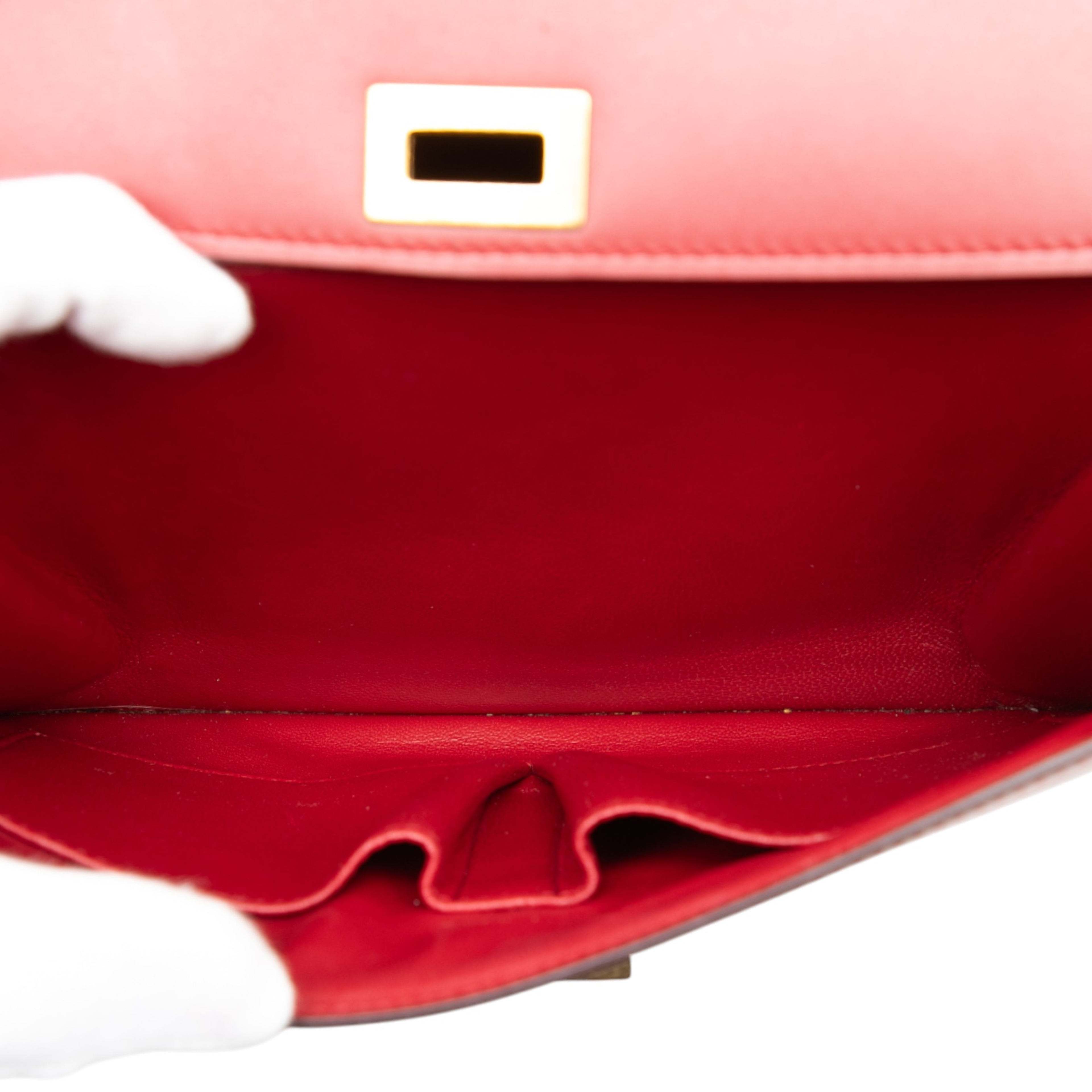 Celine Medium Calfskin Classic Box, från Luxclusif, i färgen red. Klicka för att öppna bilden i stort format