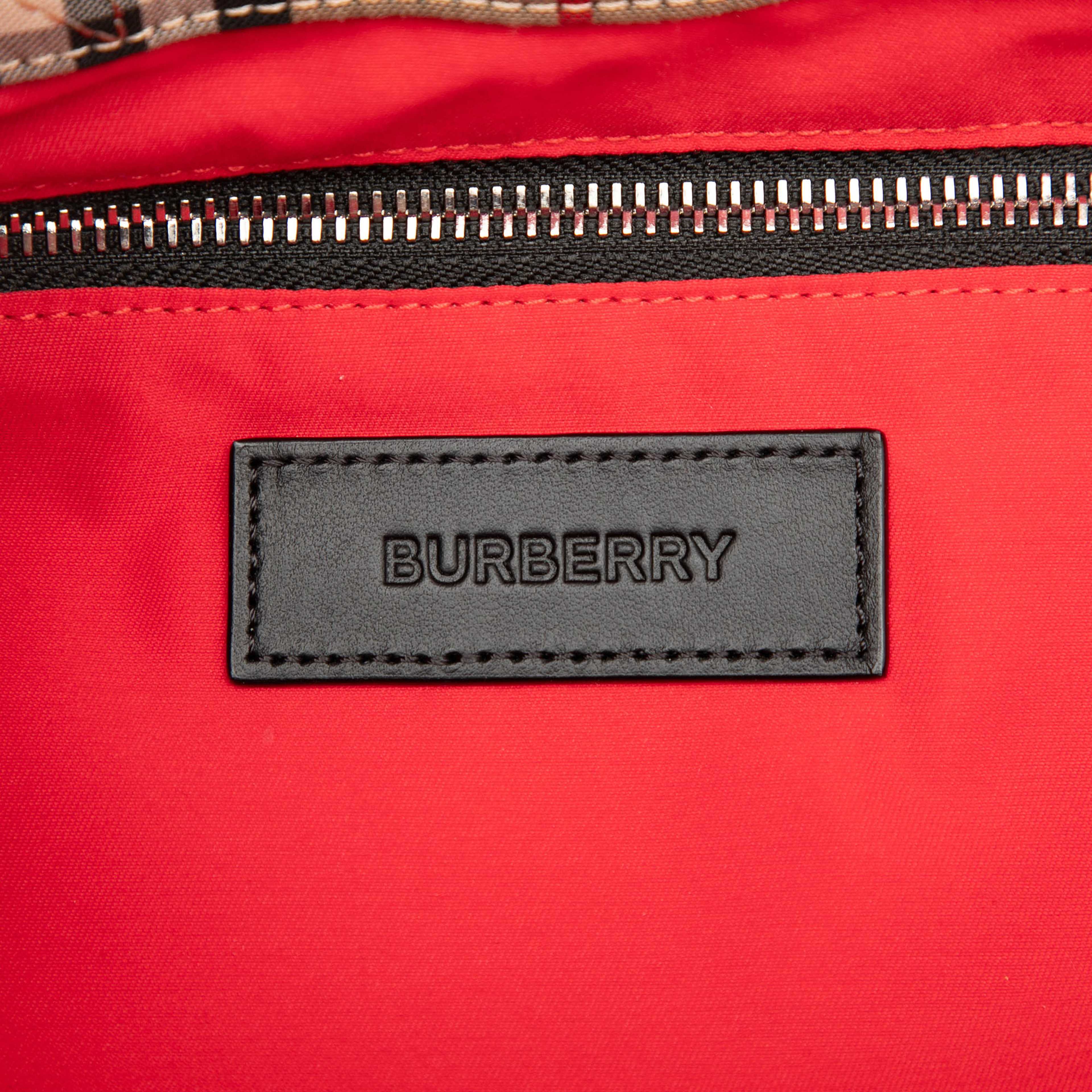 Burberry House Check Nylon Artie Satchel, från Luxclusif, i färgen beige. Klicka för att öppna bilden i stort format