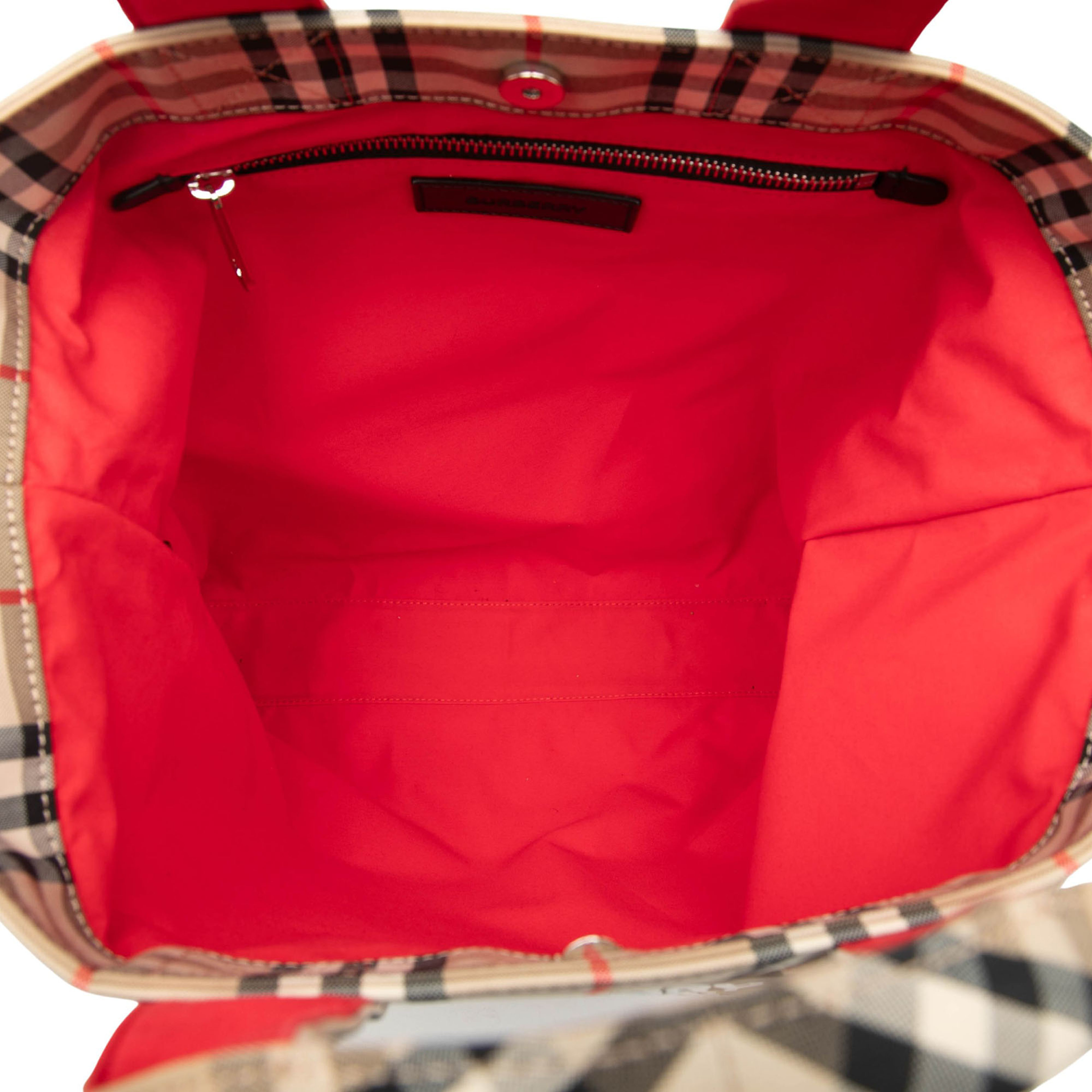 Burberry House Check Nylon Artie Satchel, från Luxclusif, i färgen beige. Klicka för att öppna bilden i stort format