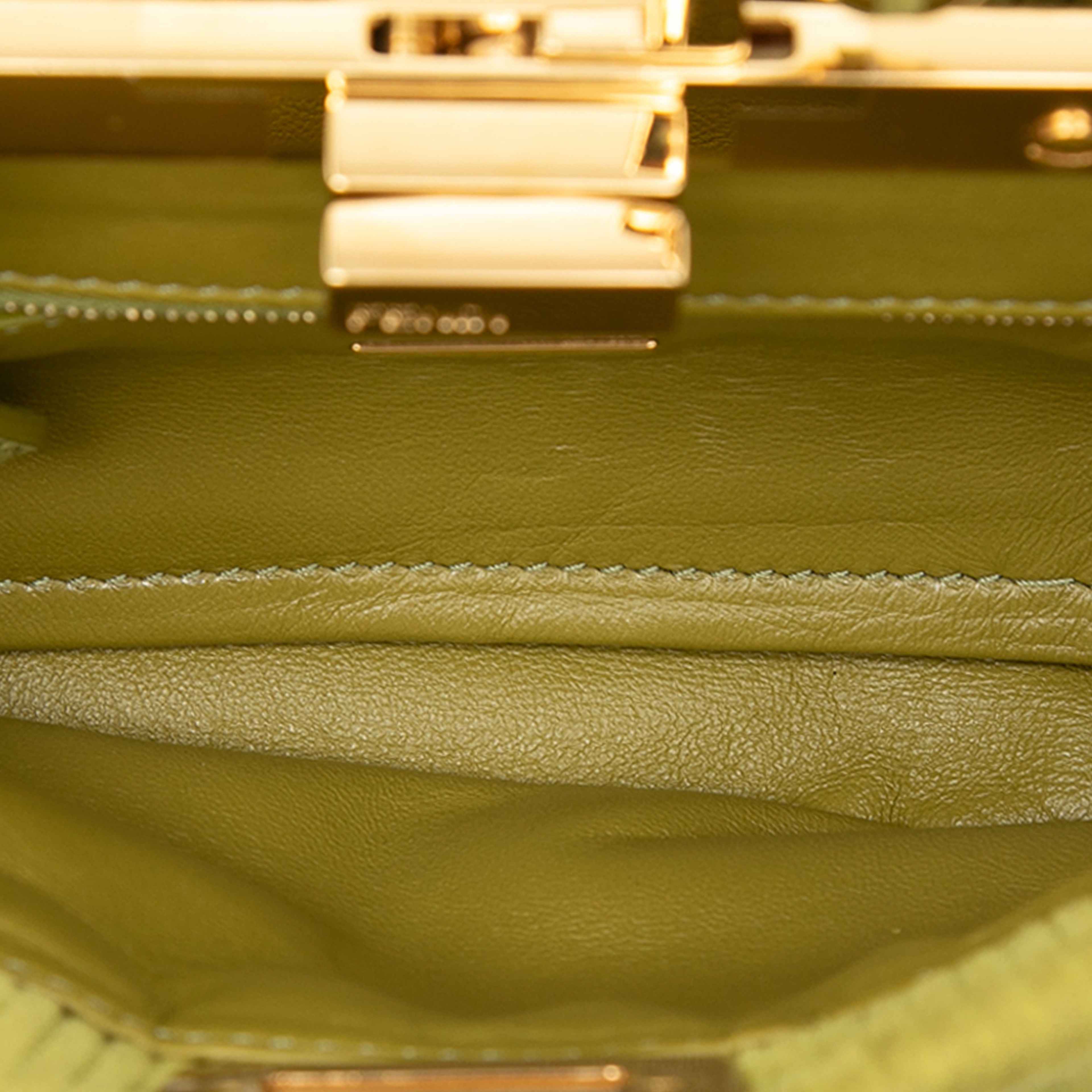 Fendi Small Embossed Suede Peekaboo Click Clutch On Chain, från Luxclusif, i färgen grön. Klicka för att öppna bilden i stort format