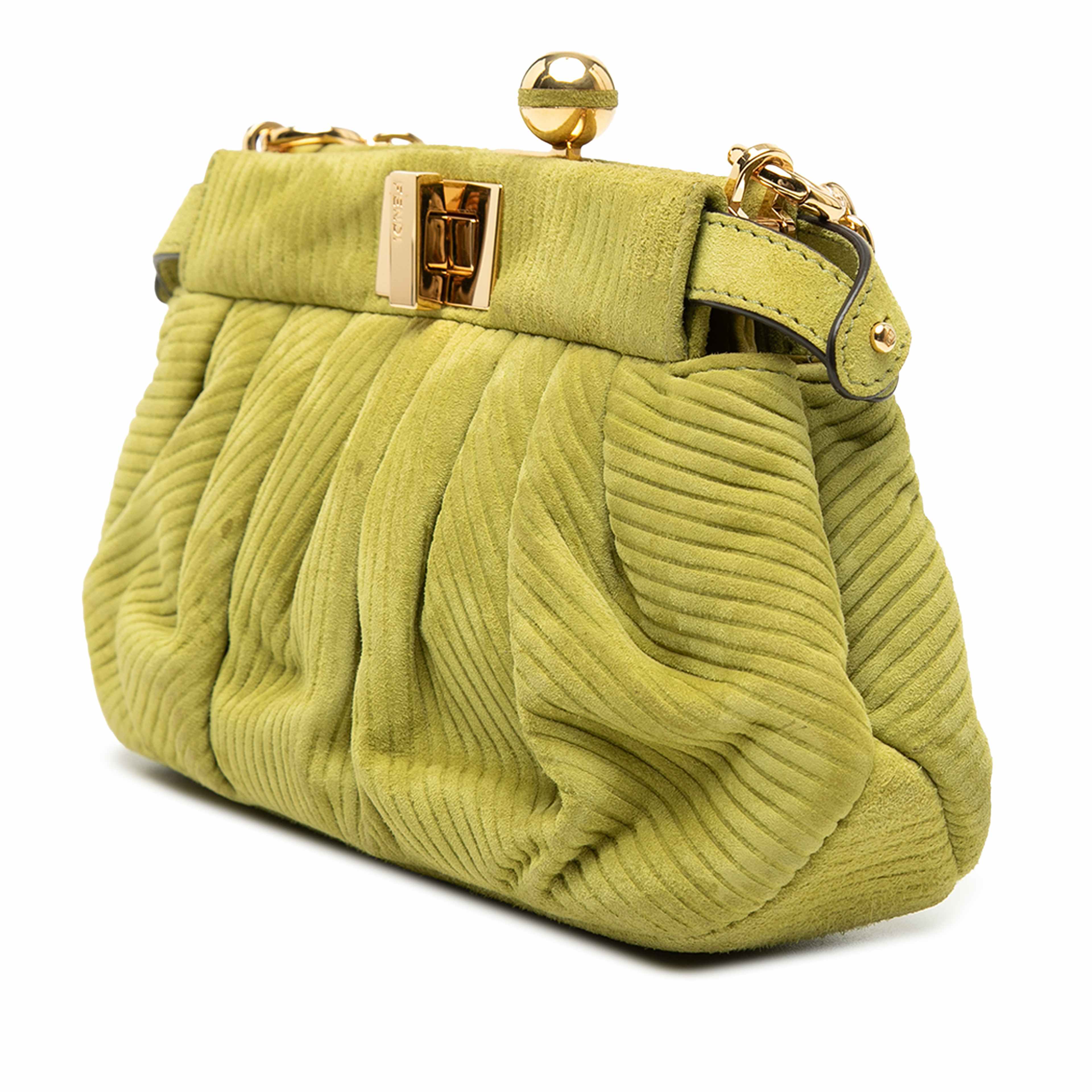 Fendi Small Embossed Suede Peekaboo Click Clutch On Chain, från Luxclusif, i färgen grön. Klicka för att öppna bilden i stort format