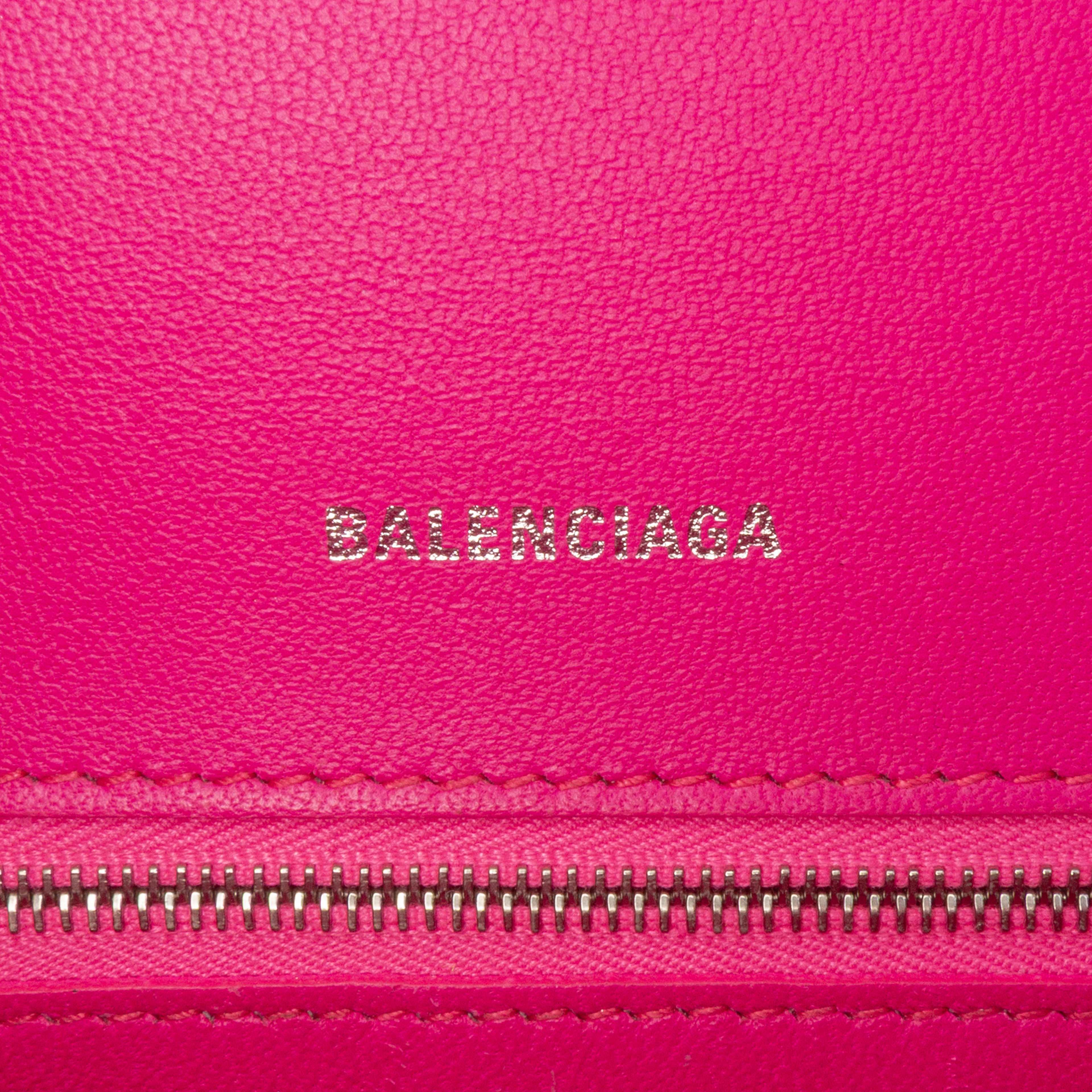 Balenciaga Small Shiny Box Calfskin Hourglass Satchel, från Luxclusif, i färgen hot pink. Klicka för att öppna bilden i stort format