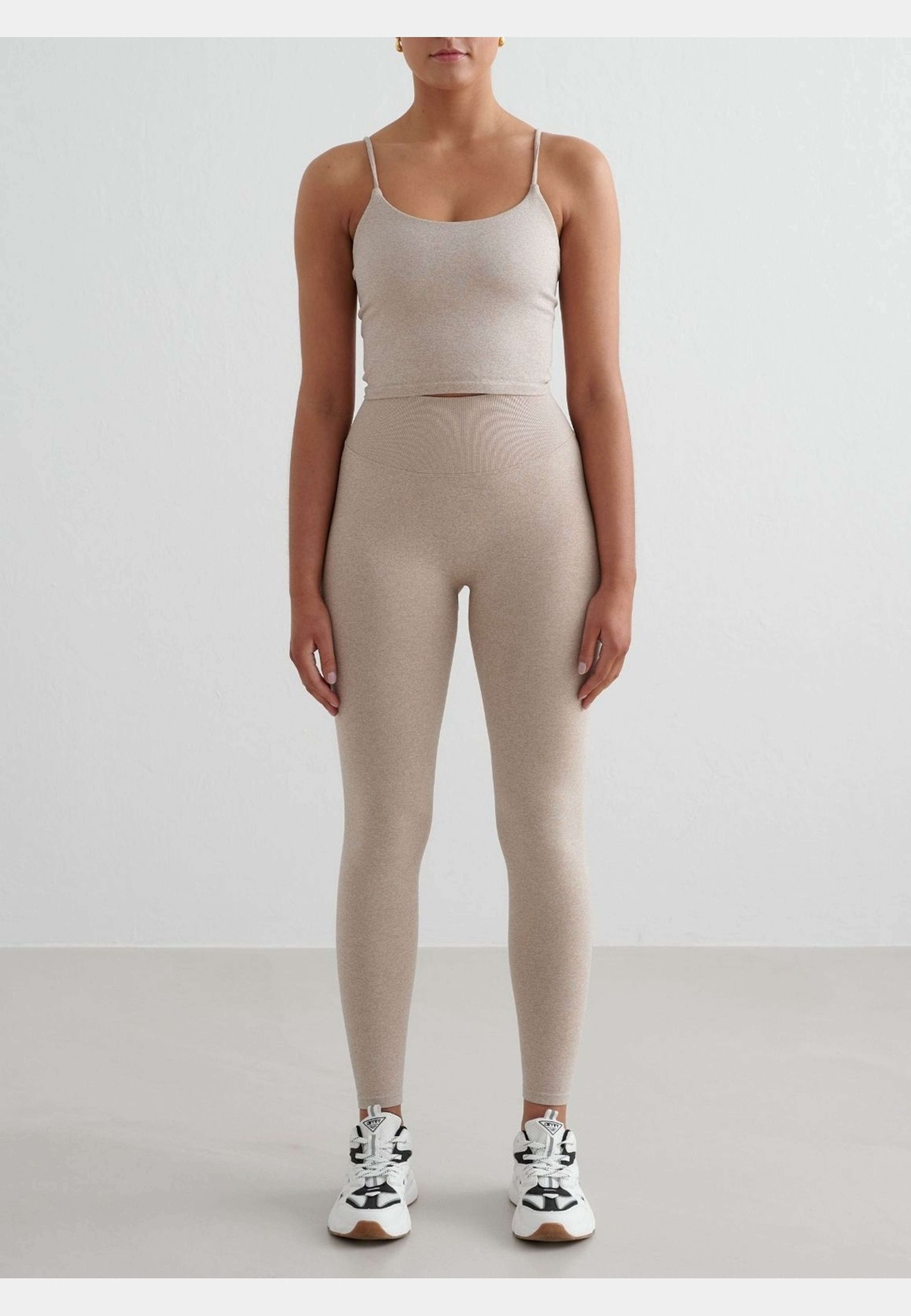 Shape Seamless Strap Singlet, från aim'n, i färgen beige melange. Klicka för att öppna bilden i stort format