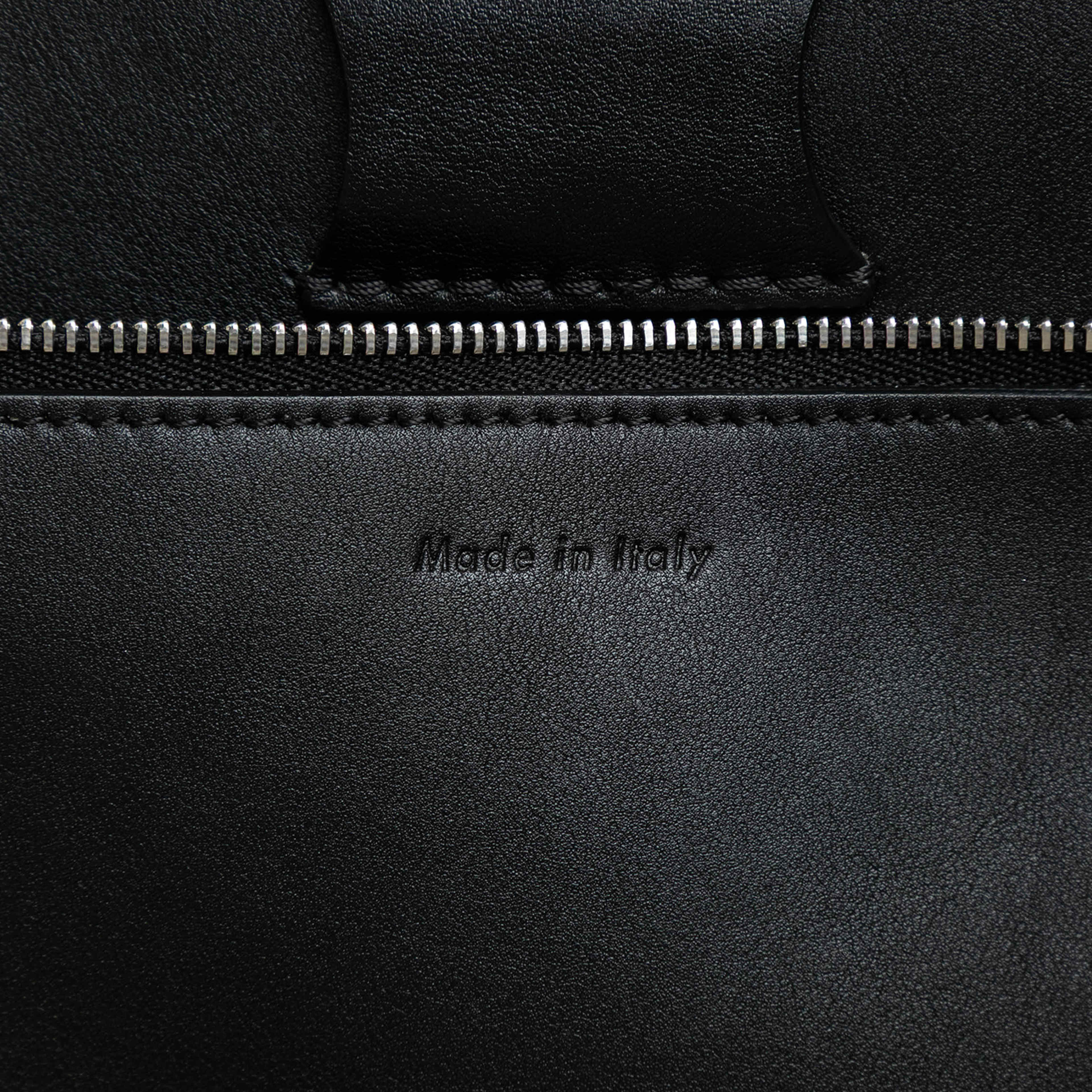 Celine Medium Canvas Big Satchel, från Luxclusif, i färgen white. Klicka för att öppna bilden i stort format