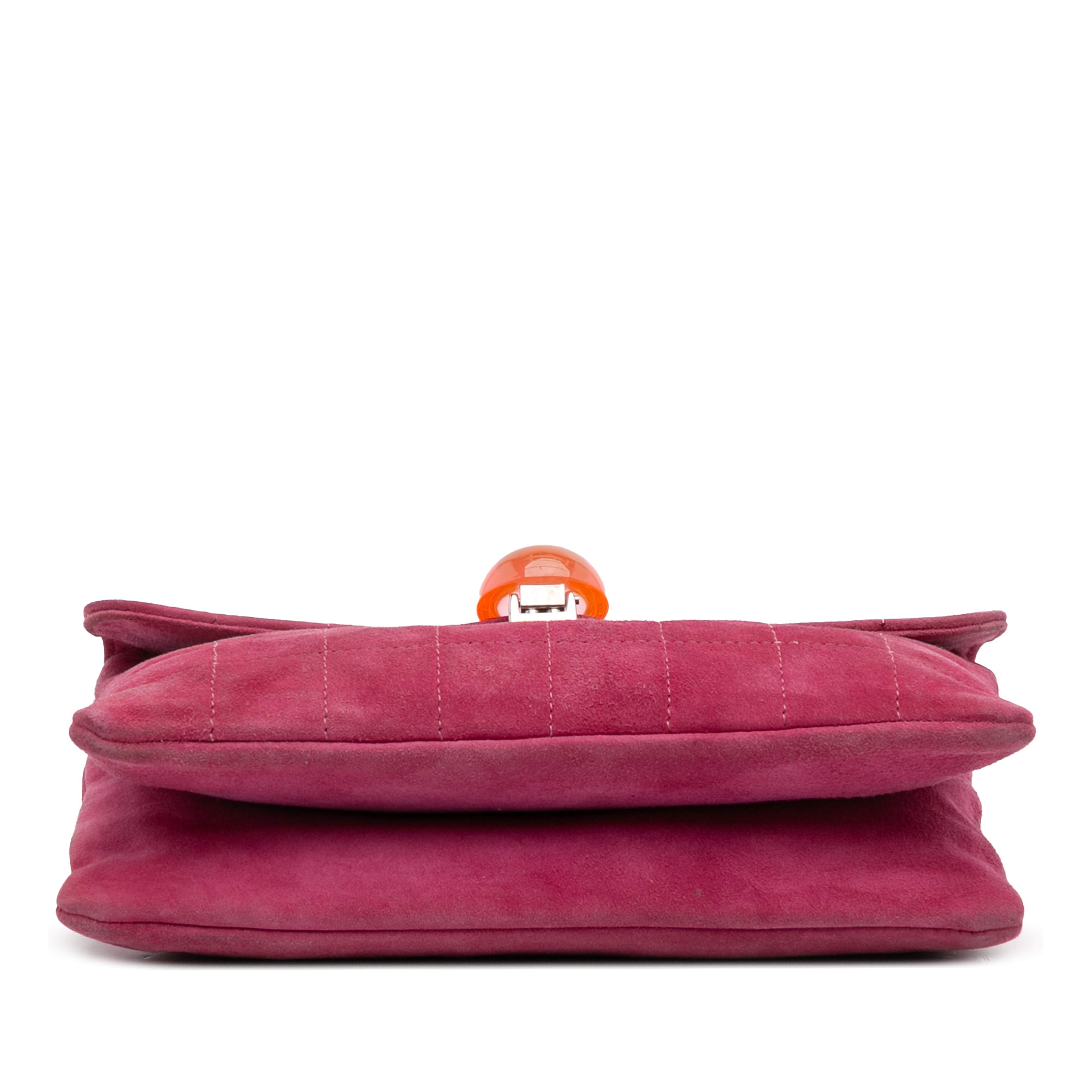 Chanel Cc Choco Bar Suede Beaded Chain Flap, från Luxclusif, i färgen dark pink. Klicka för att öppna bilden i stort format