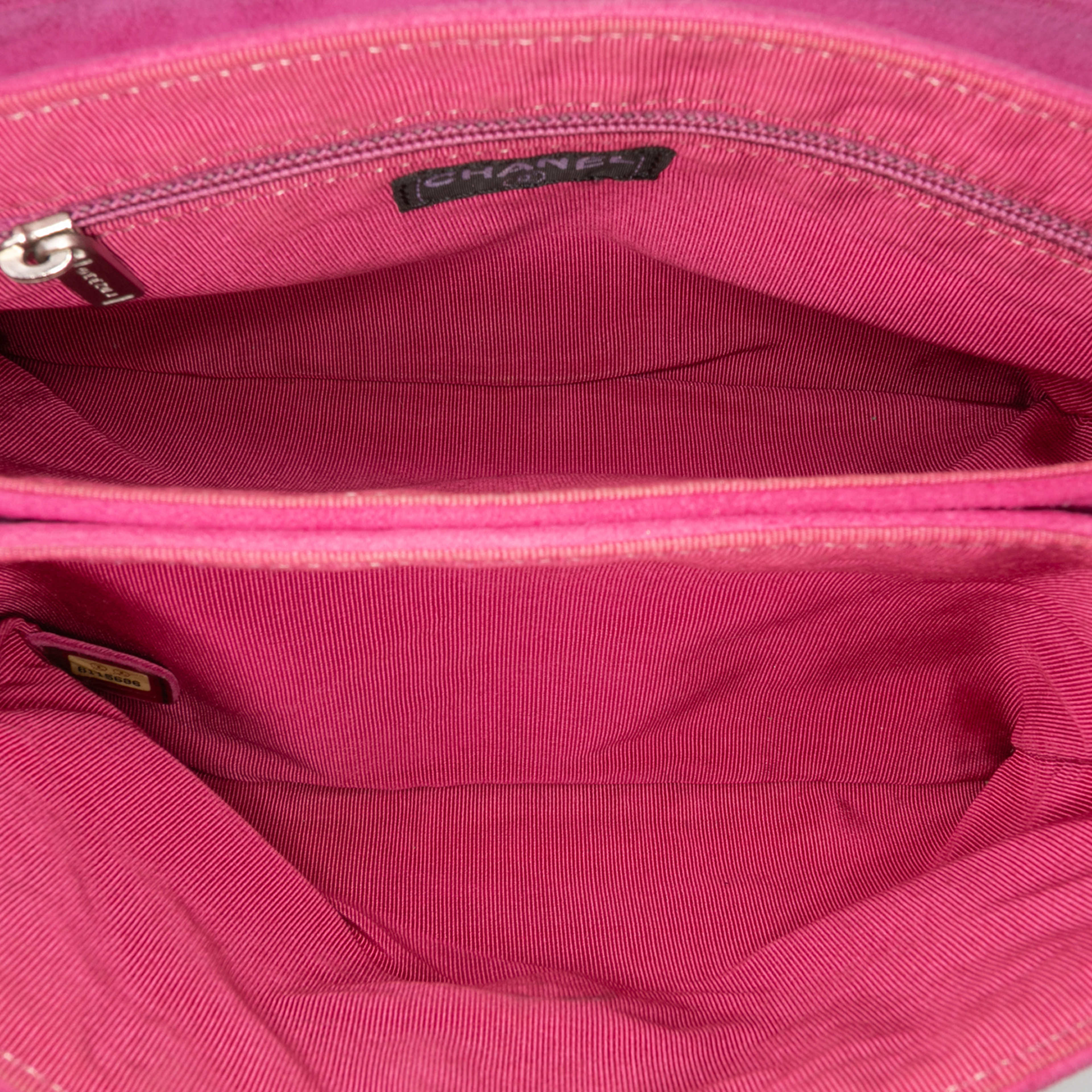 Chanel Cc Choco Bar Suede Beaded Chain Flap, från Luxclusif, i färgen dark pink. Klicka för att öppna bilden i stort format