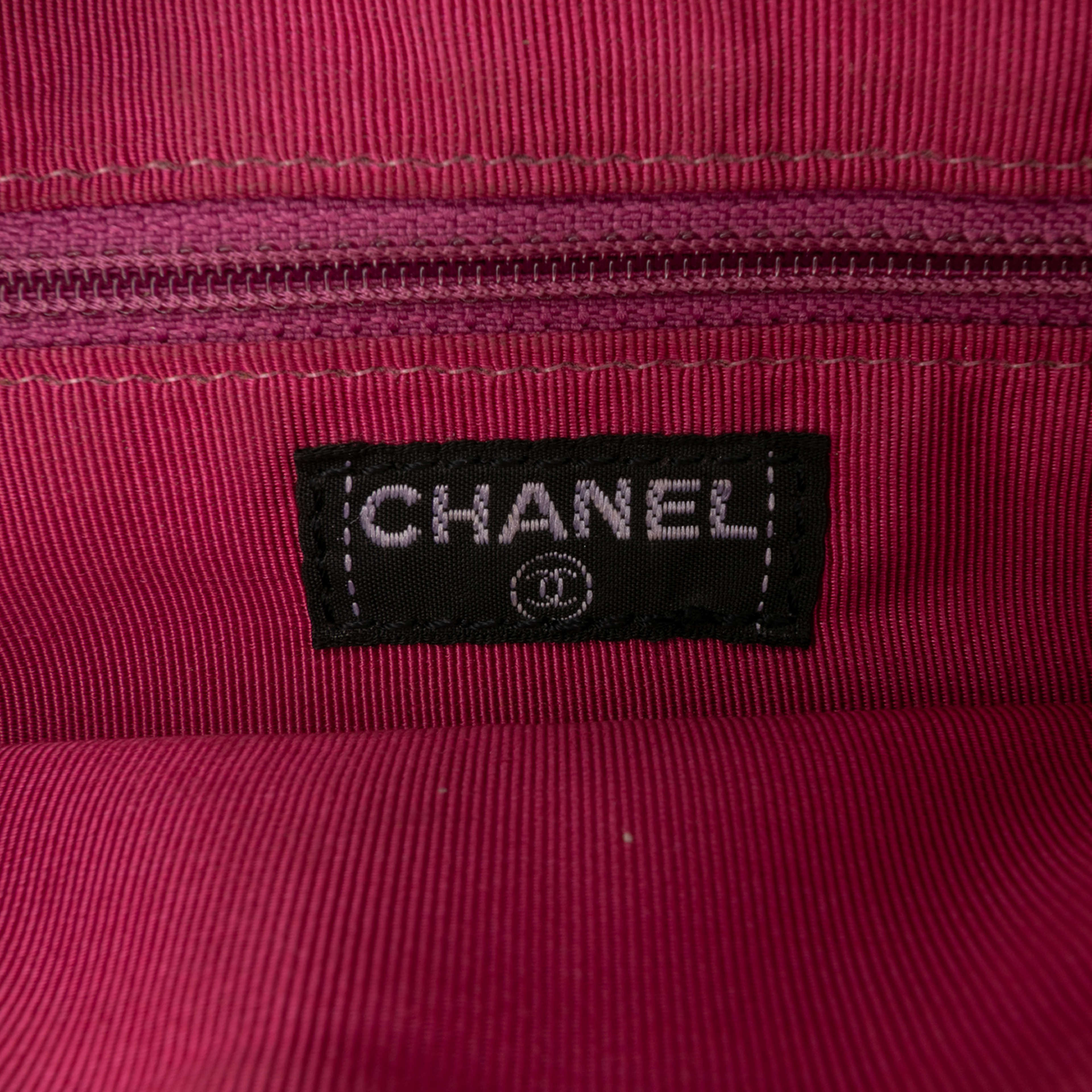 Chanel Cc Choco Bar Suede Beaded Chain Flap, från Luxclusif, i färgen dark pink. Klicka för att öppna bilden i stort format