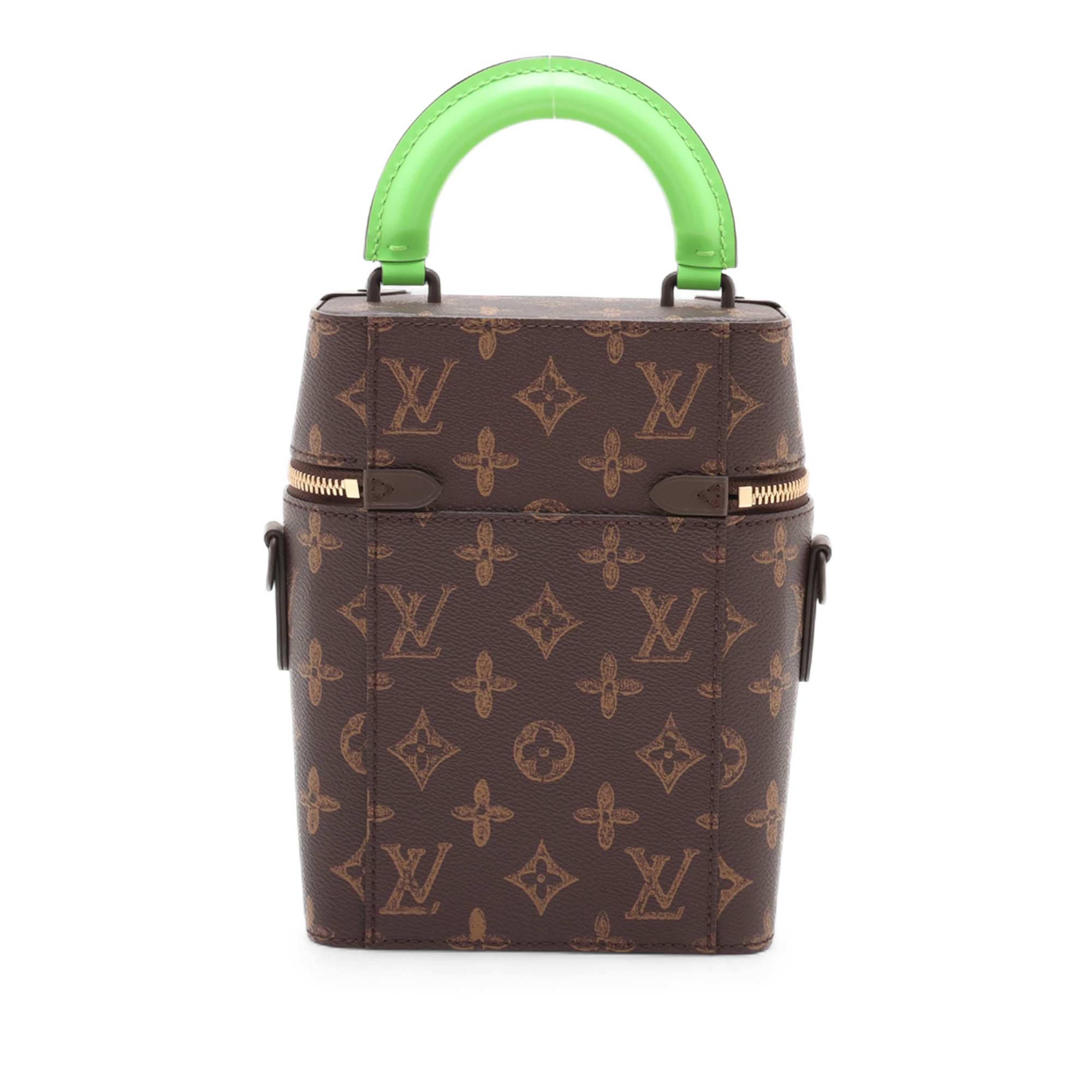 Louis Vuitton Monogram No7 Vertical Box Trunk, från Luxclusif, i färgen brun. Klicka för att öppna bilden i stort format