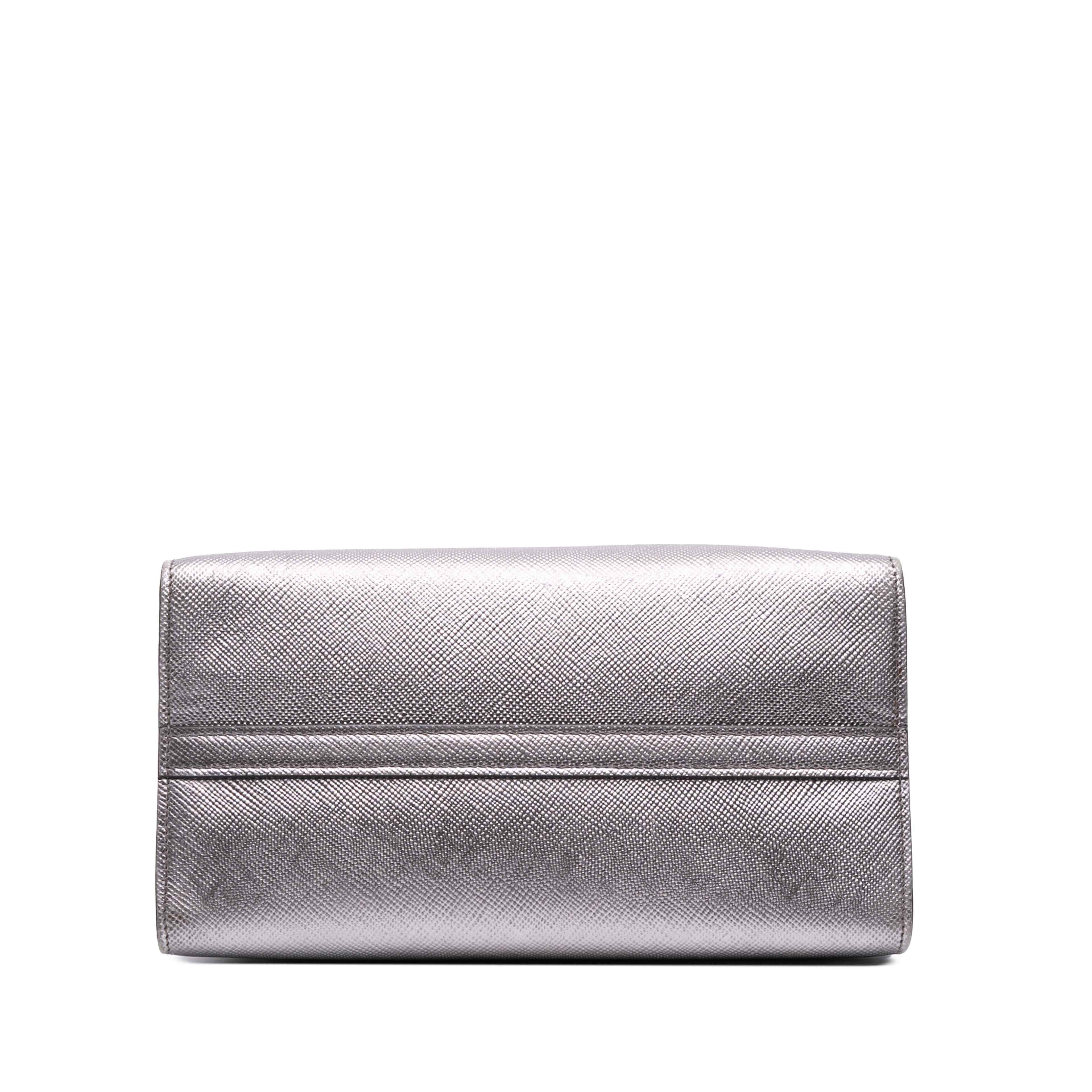 Prada Small Saffiano Cuir Monochrome Top Handle Tote, från Luxclusif, i färgen silver. Klicka för att öppna bilden i stort format