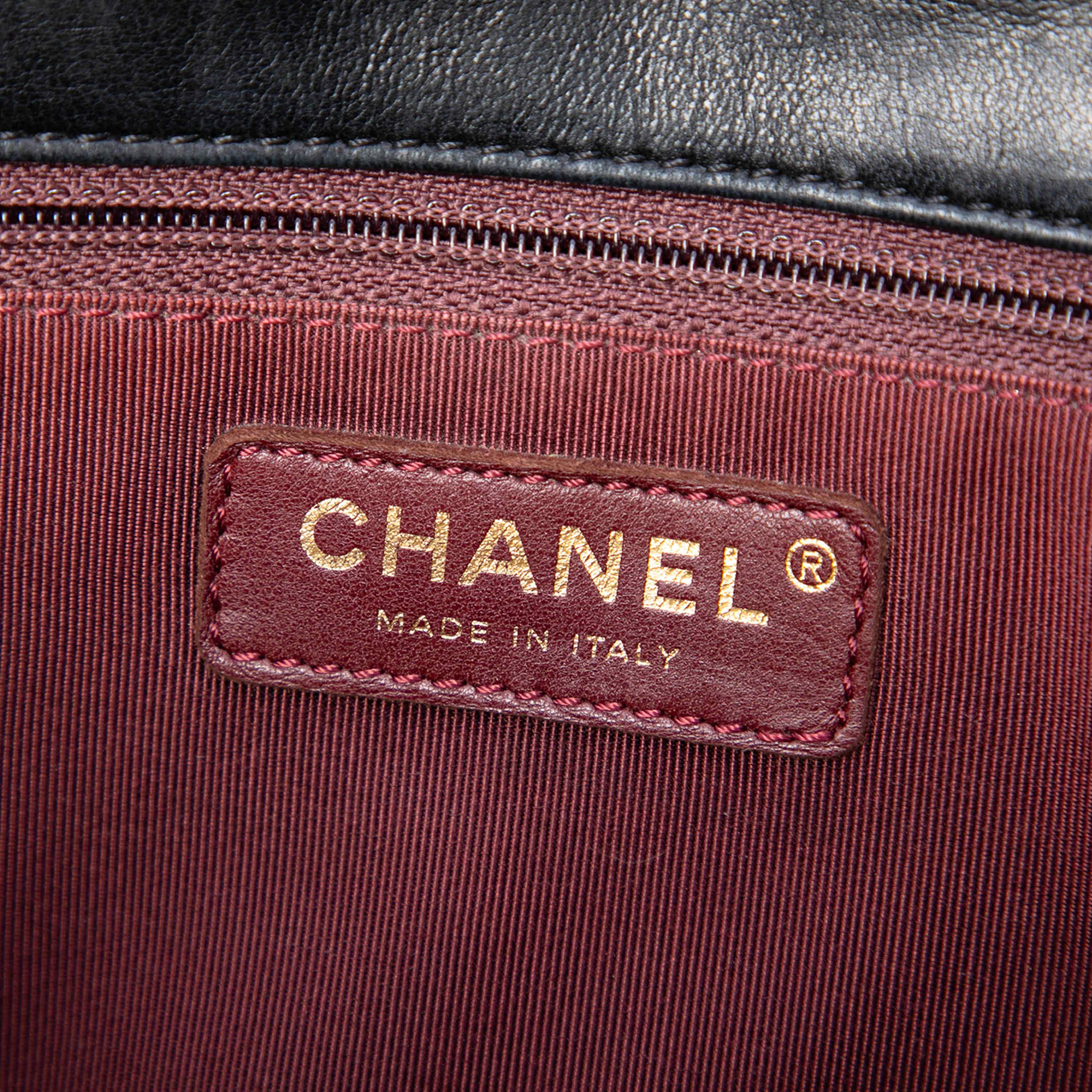 Chanel Quilted Glazed Calfskin Reissue 2.55 Accordion Flap 225, från Luxclusif, i färgen svart. Klicka för att öppna bilden i stort format