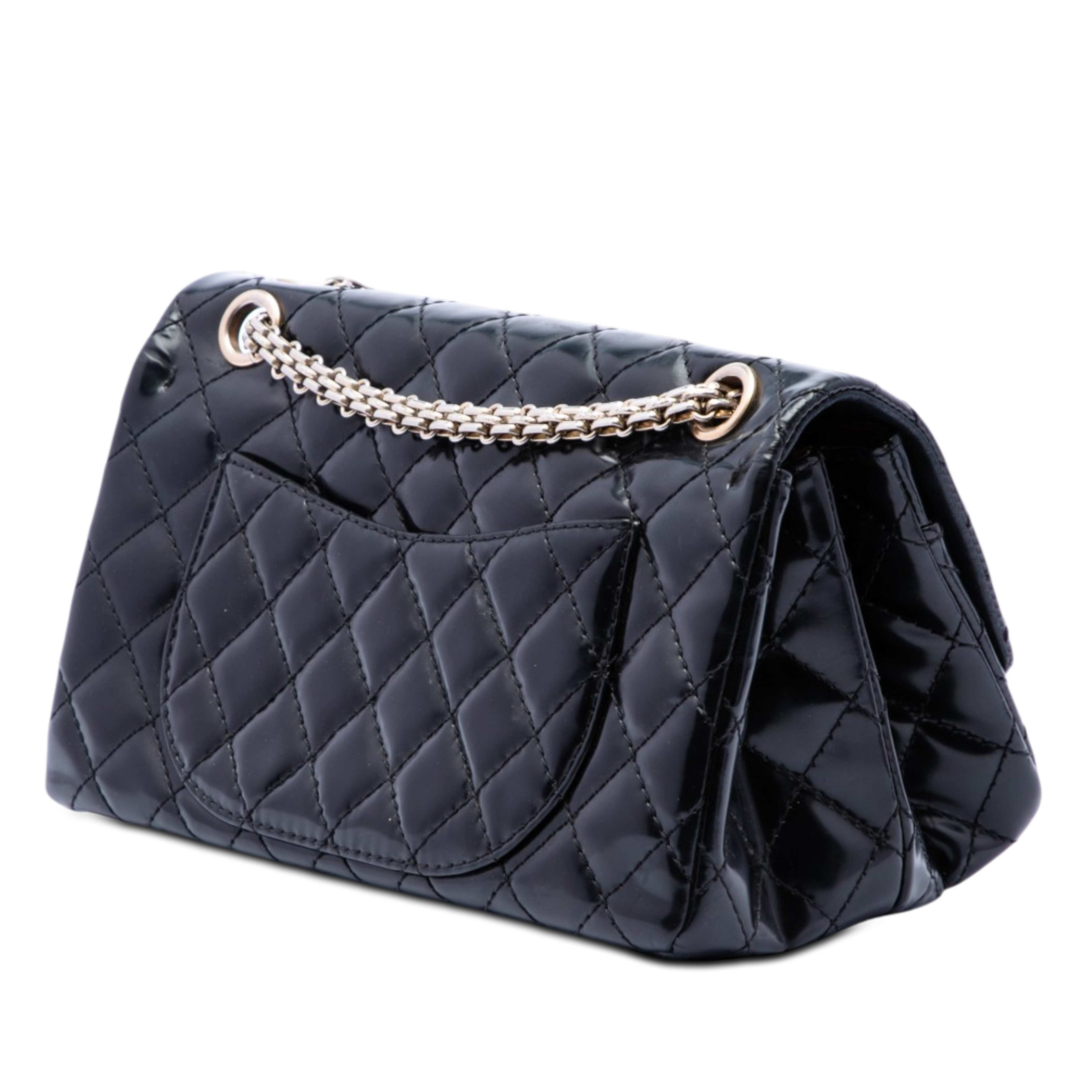 Chanel Quilted Glazed Calfskin Reissue 2.55 Accordion Flap 225, från Luxclusif, i färgen svart. Klicka för att öppna bilden i stort format