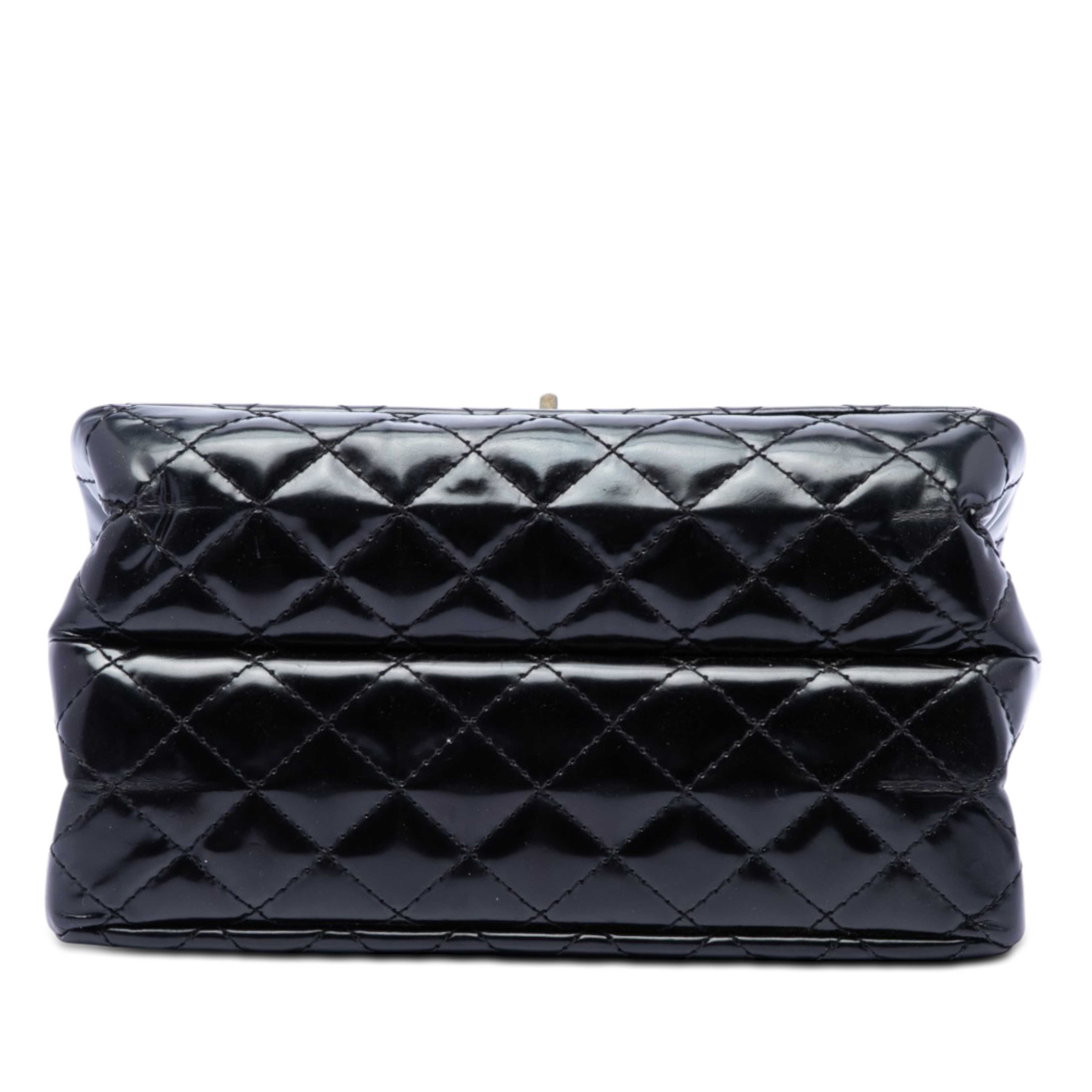 Chanel Quilted Glazed Calfskin Reissue 2.55 Accordion Flap 225, från Luxclusif, i färgen svart. Klicka för att öppna bilden i stort format