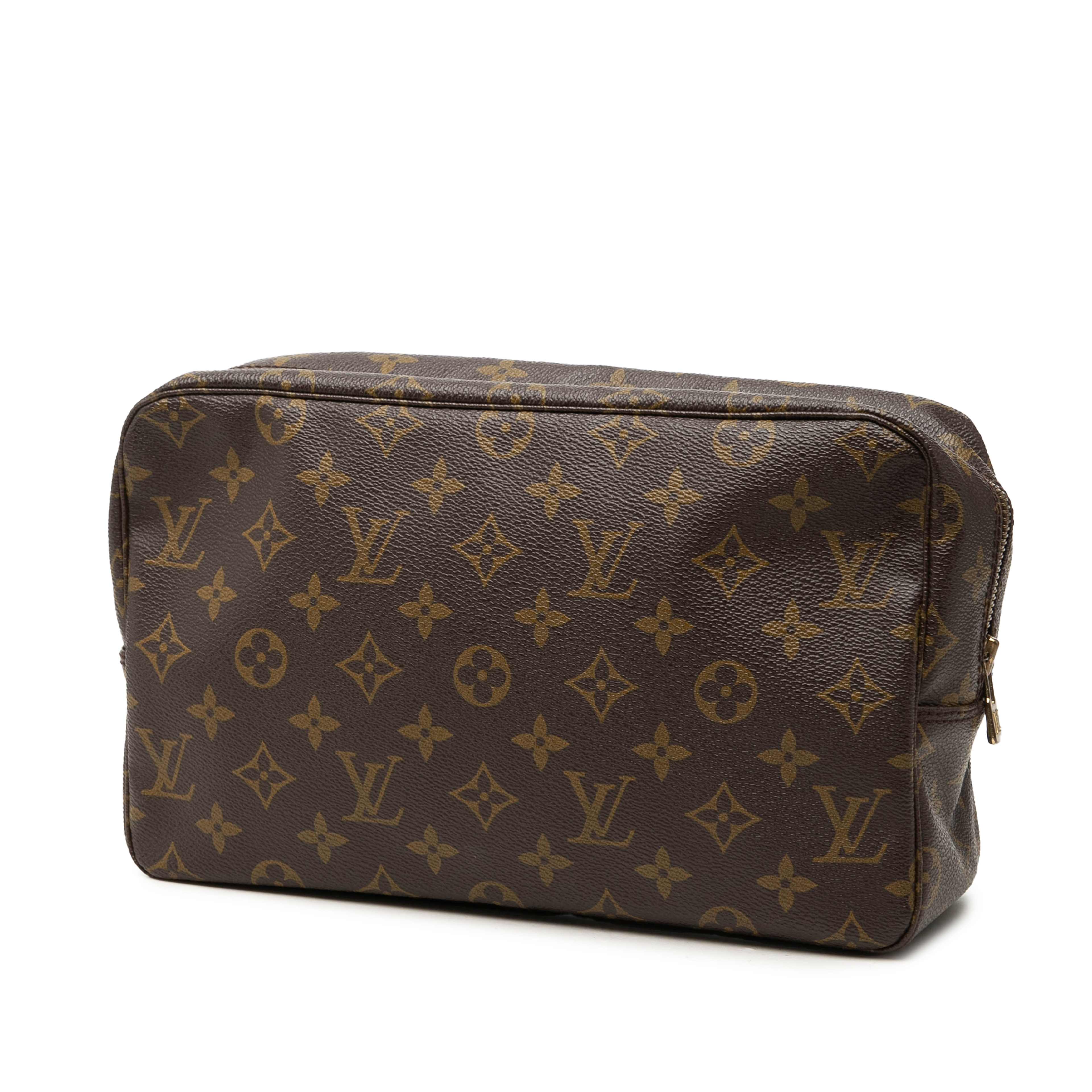 Louis Vuitton Monogram Trousse Toilette 28, från Luxclusif, i färgen brun. Klicka för att öppna bilden i stort format