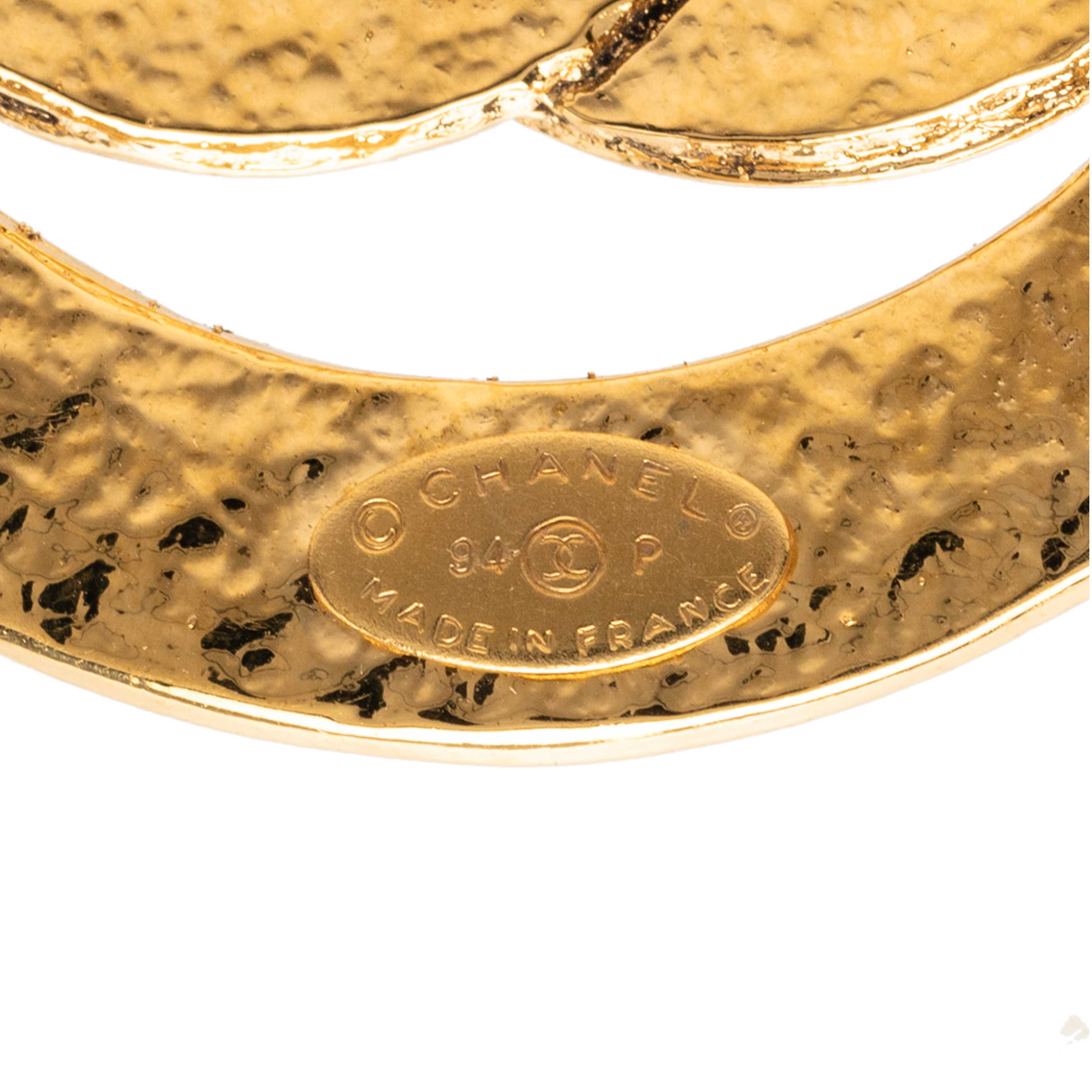 Chanel Cc Gold Plated Cut Out Round Brooch, från Luxclusif, i färgen guld. Klicka för att öppna bilden i stort format