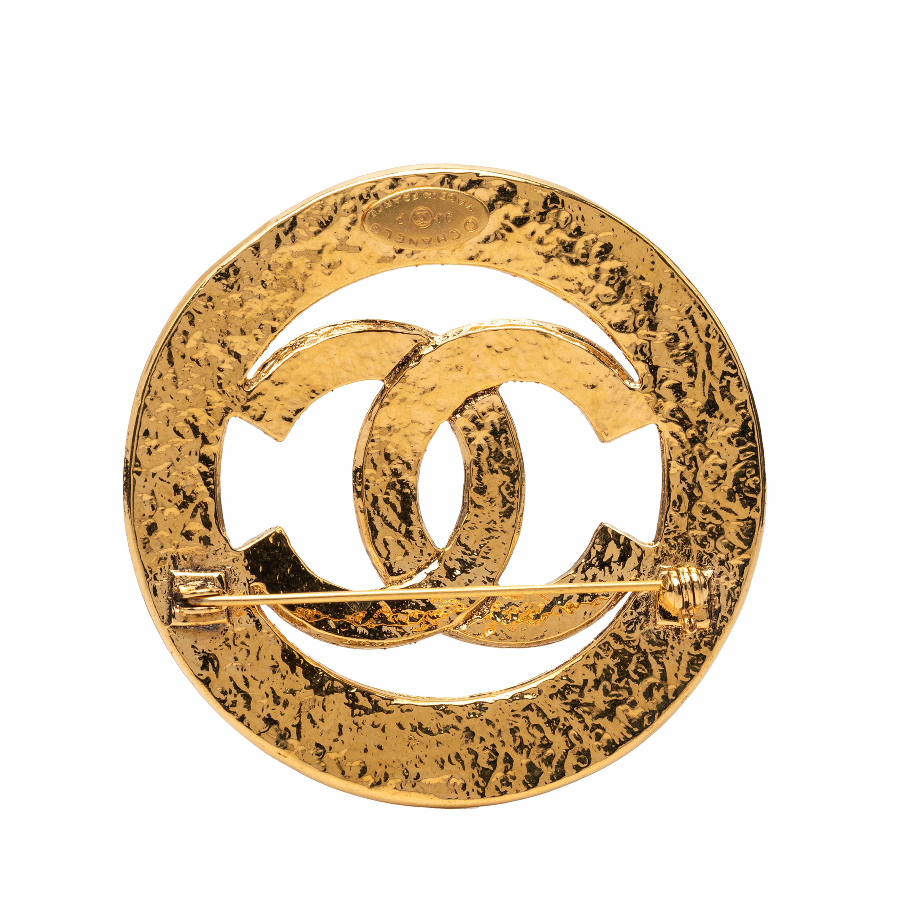 Chanel Cc Gold Plated Cut Out Round Brooch, från Luxclusif, i färgen gold. Klicka för att öppna bilden i stort format