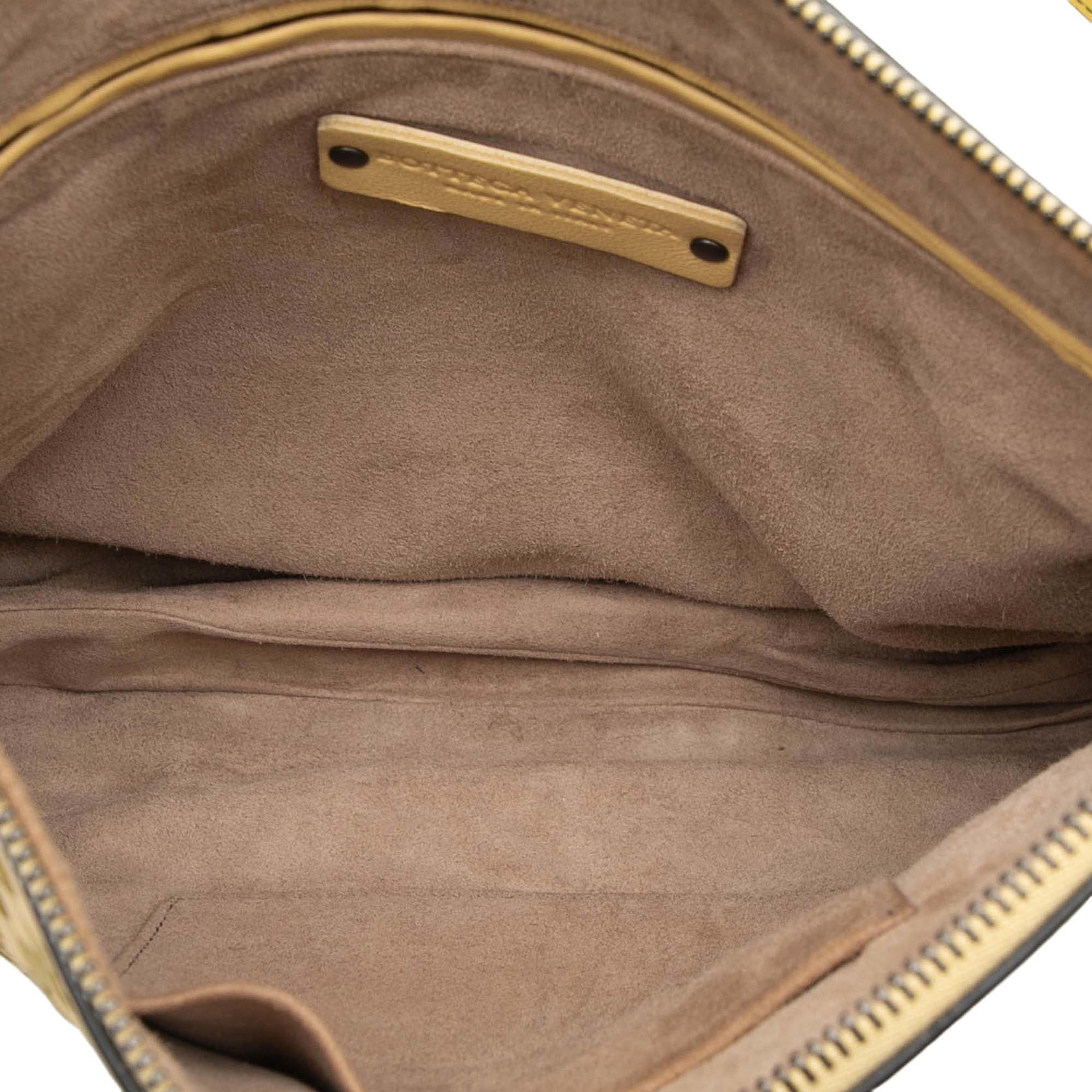 Bottega Veneta Nappa Intrecciato Check Grommet Palio Crossbody, från Luxclusif, i färgen beige. Klicka för att öppna bilden i stort format