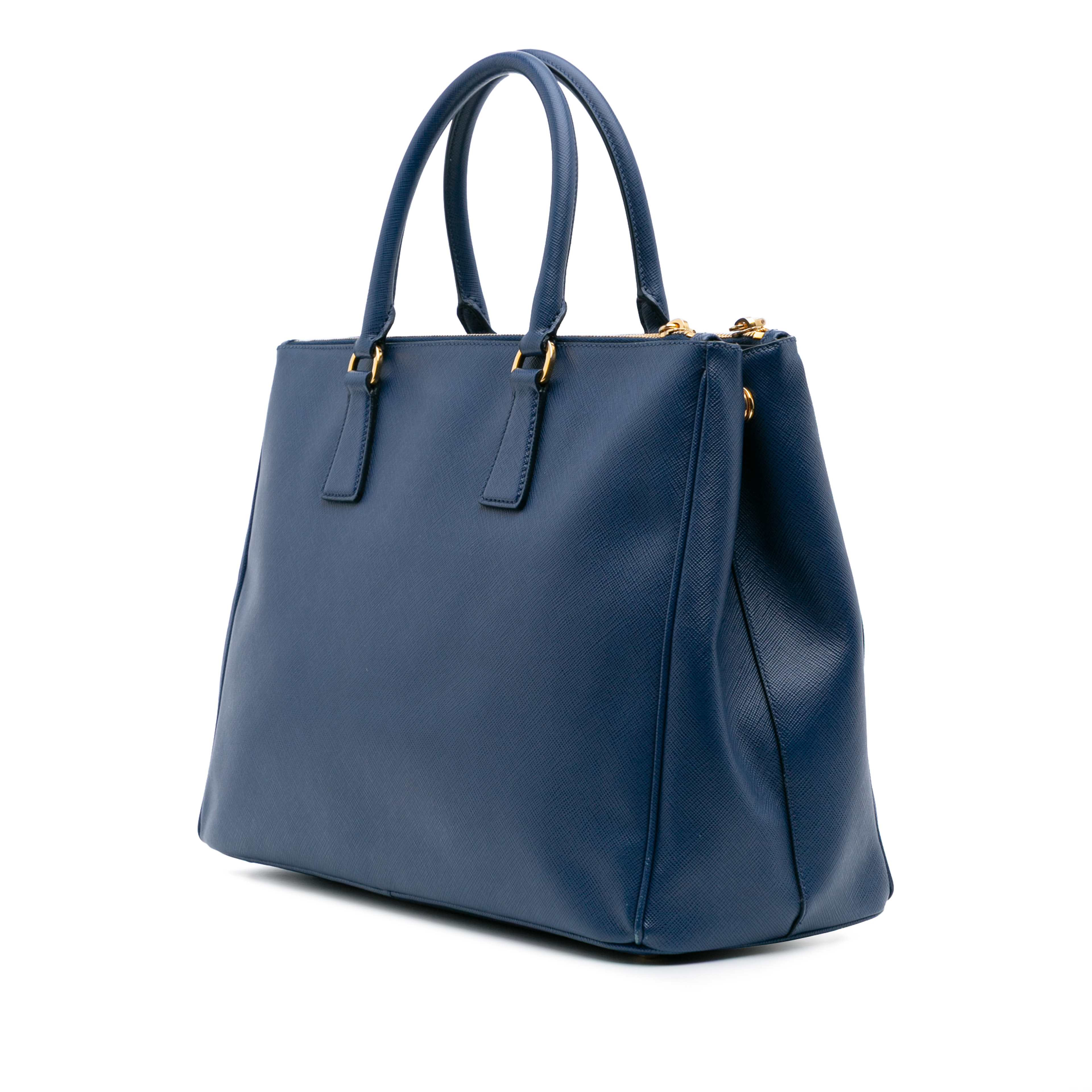 Prada Large Saffiano Lux Galleria Double Zip Tote, från Luxclusif, i färgen blue. Klicka för att öppna bilden i stort format