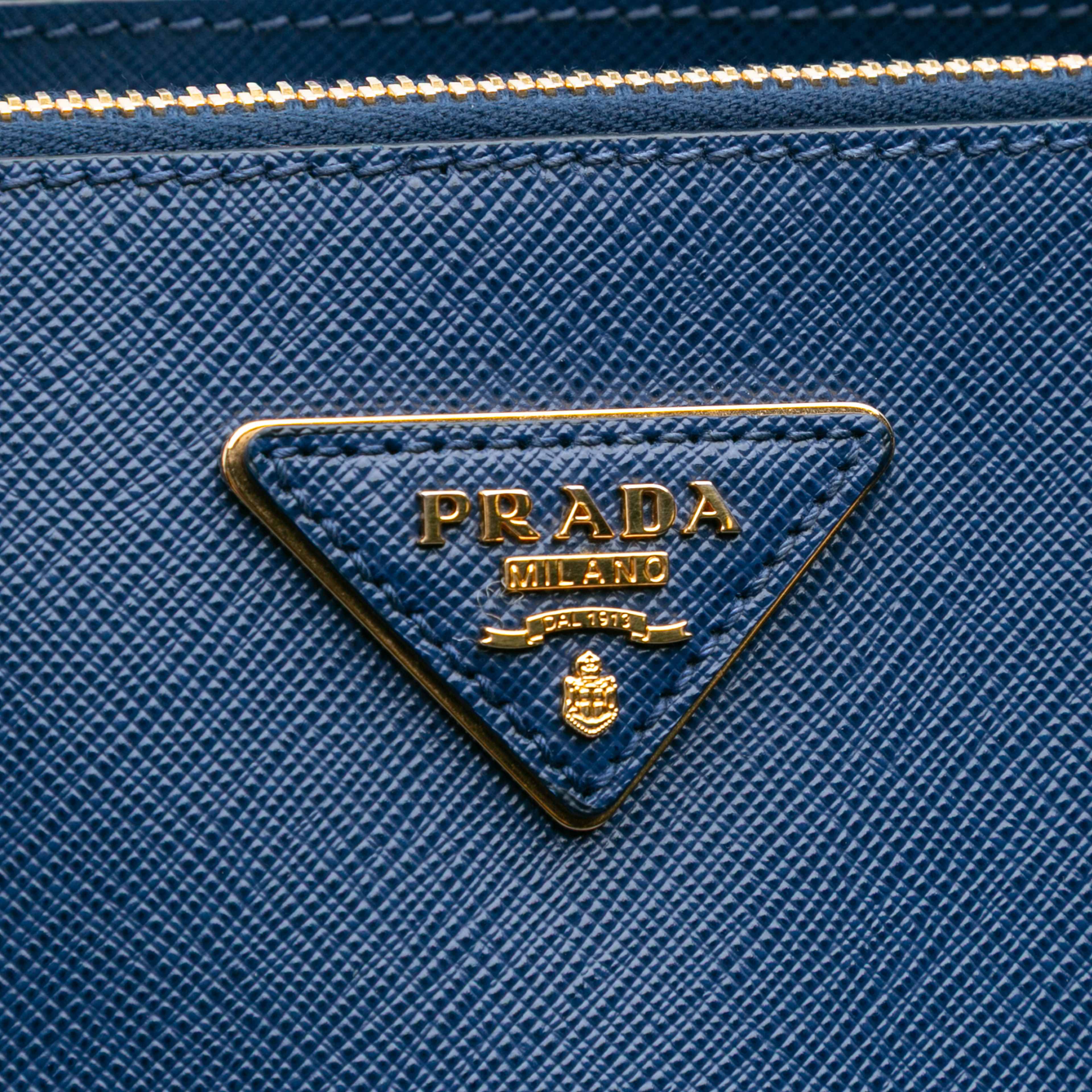 Prada Large Saffiano Lux Galleria Double Zip Tote, från Luxclusif, i färgen blue. Klicka för att öppna bilden i stort format