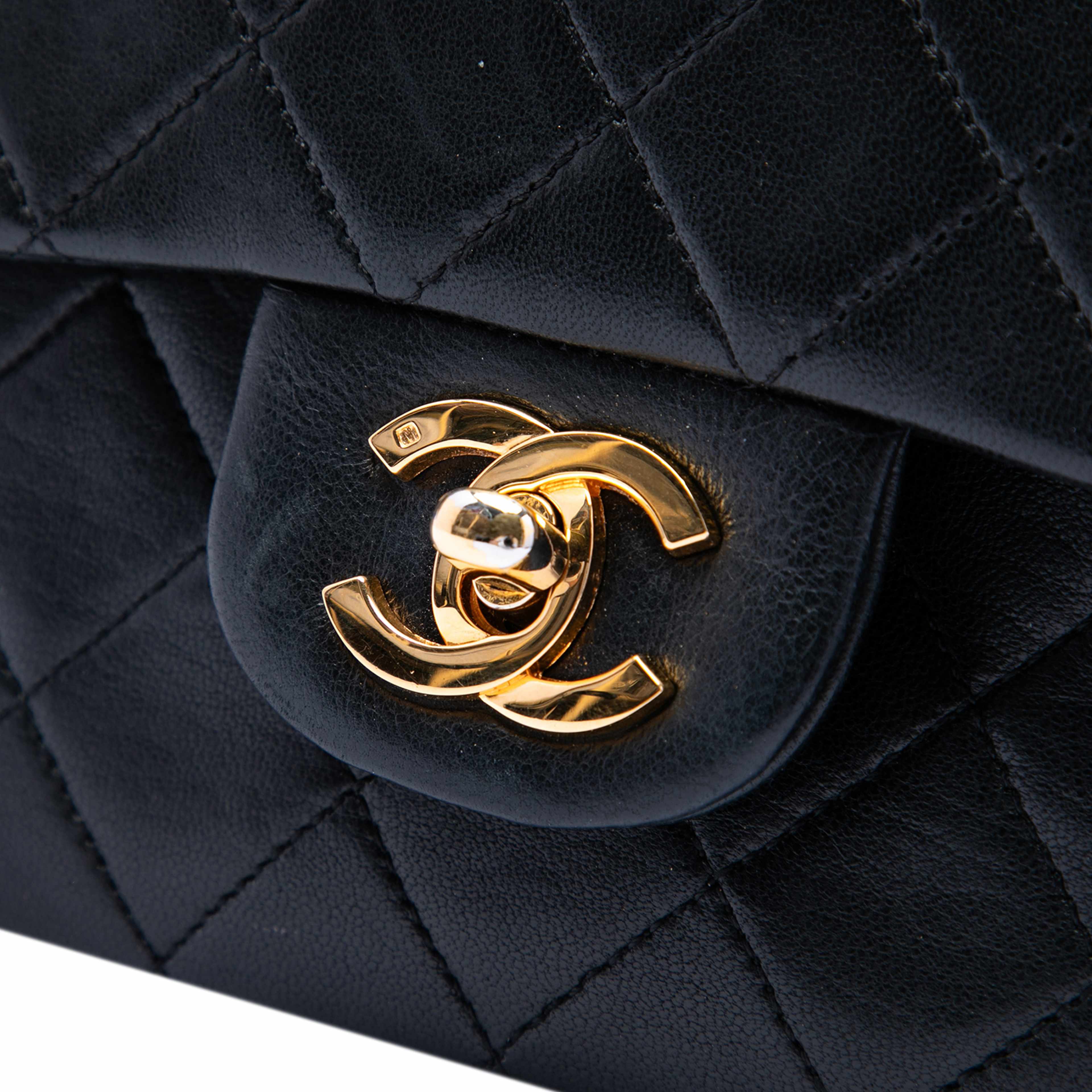 Chanel Small Classic Lambskin Double Flap, från Luxclusif, i färgen black. Klicka för att öppna bilden i stort format