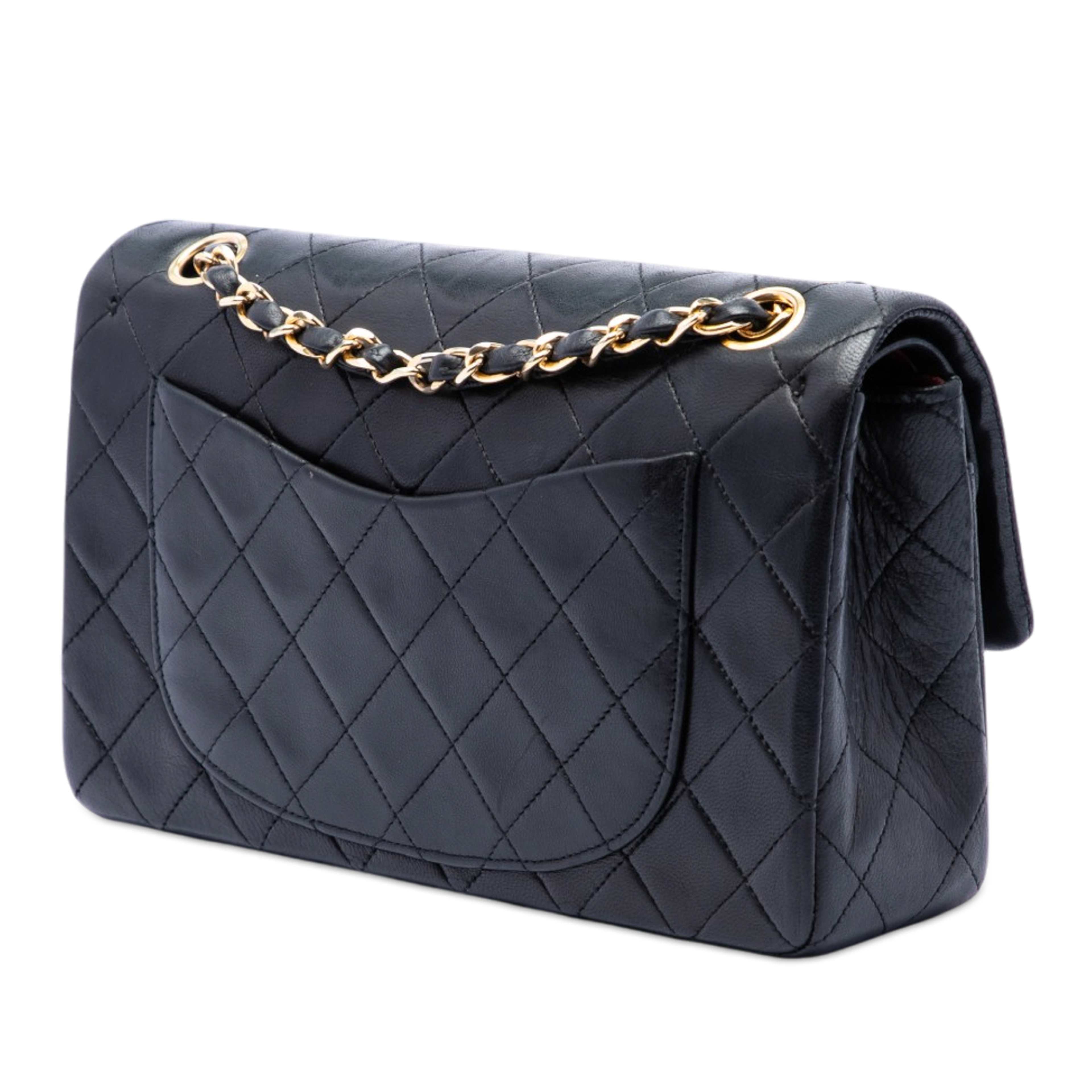 Chanel Small Classic Lambskin Double Flap, från Luxclusif, i färgen black. Klicka för att öppna bilden i stort format