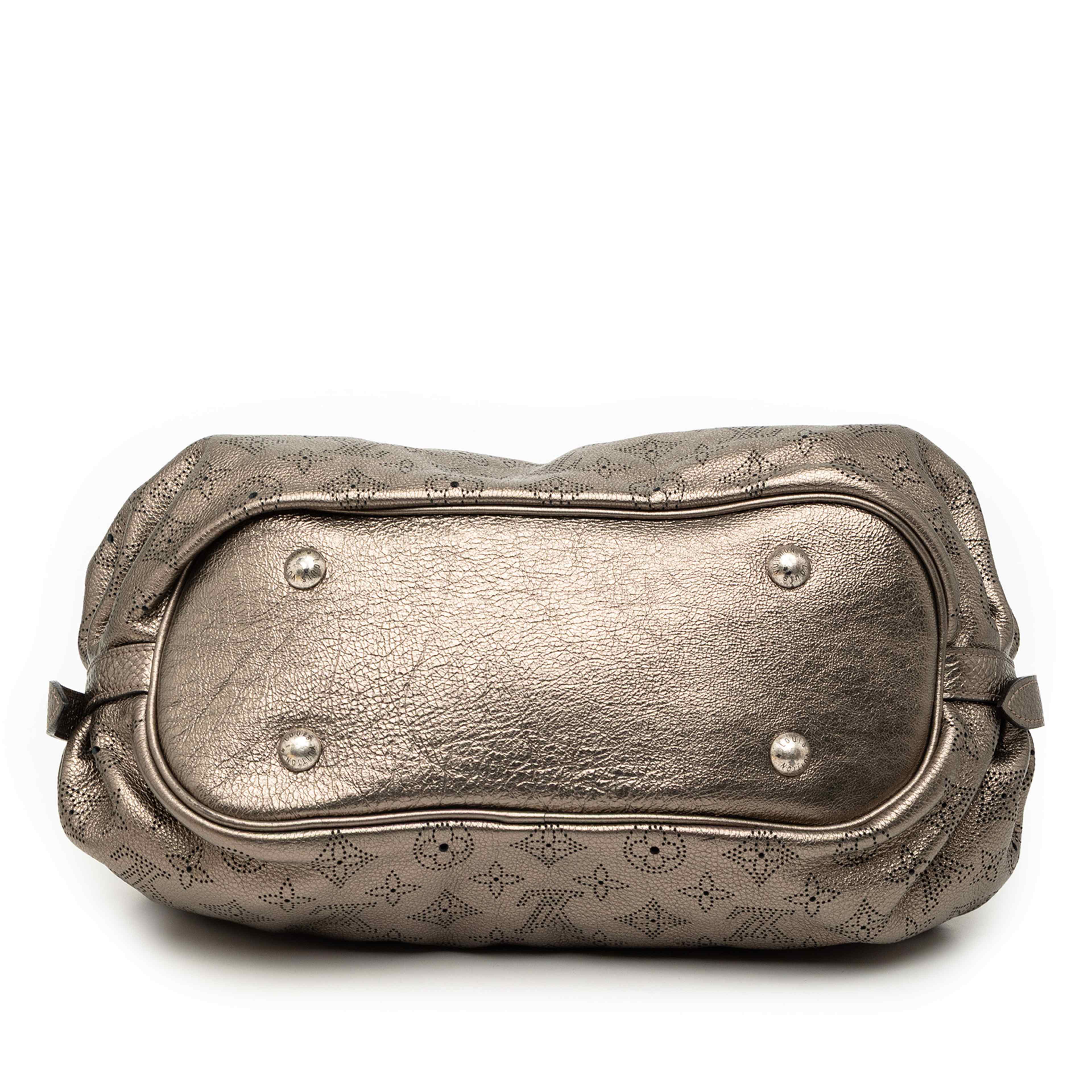 Louis Vuitton Monogram Mahina Xs, från Luxclusif, i färgen silver. Klicka för att öppna bilden i stort format