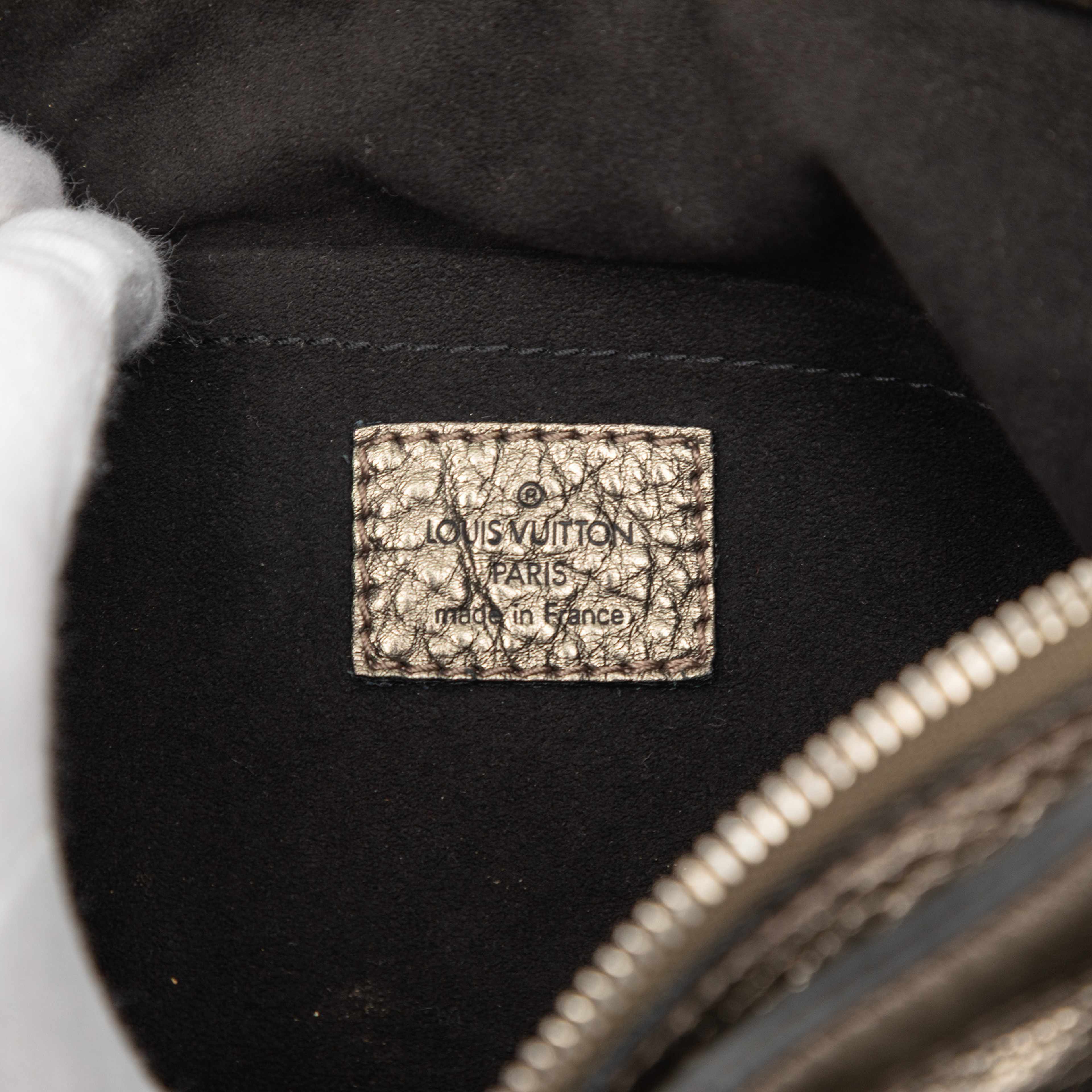 Louis Vuitton Monogram Mahina Xs, från Luxclusif, i färgen silver. Klicka för att öppna bilden i stort format