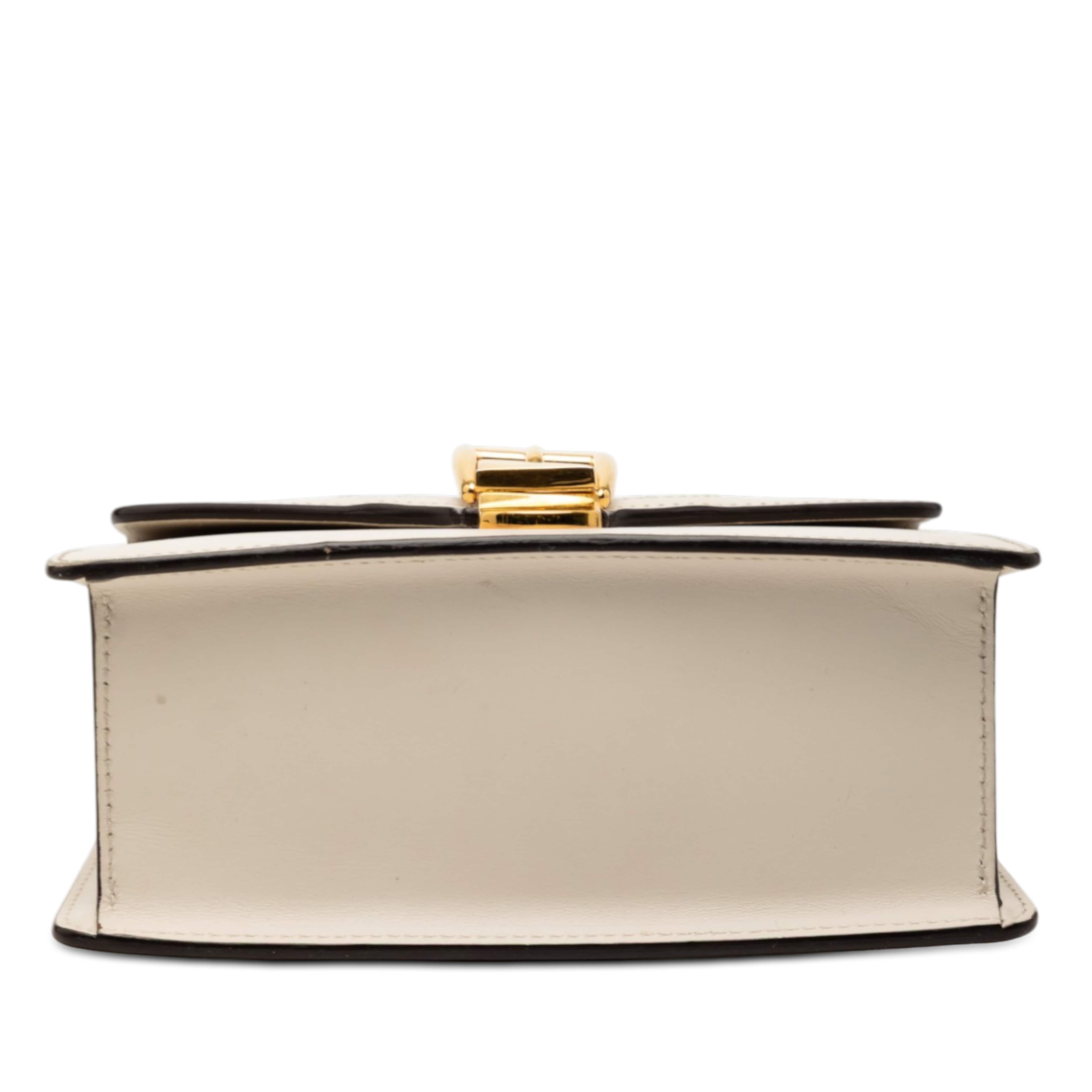 Gucci Mini Calfskin Sylvie Satchel, från Luxclusif, i färgen ivory. Klicka för att öppna bilden i stort format