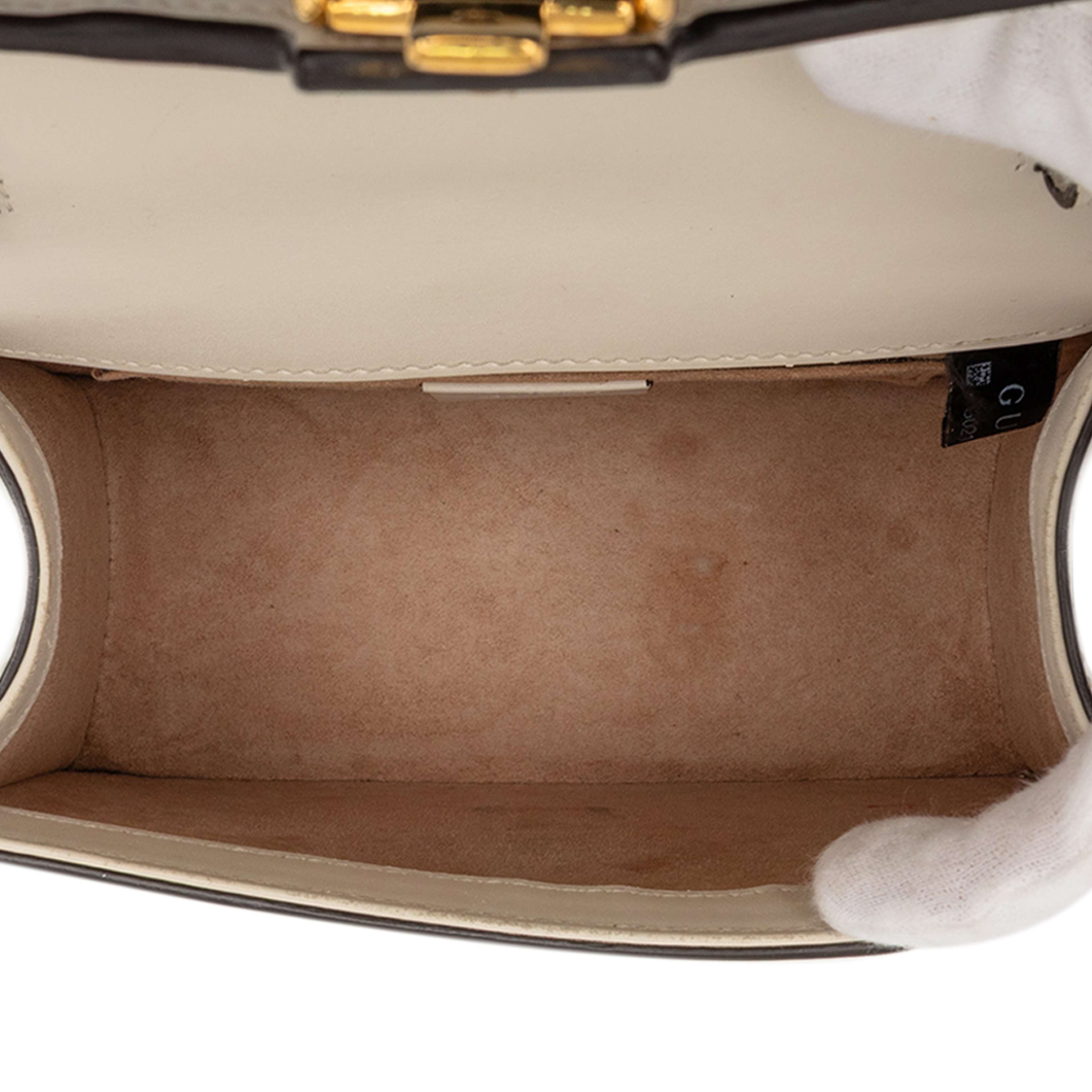 Gucci Mini Calfskin Sylvie Satchel, från Luxclusif, i färgen ivory. Klicka för att öppna bilden i stort format