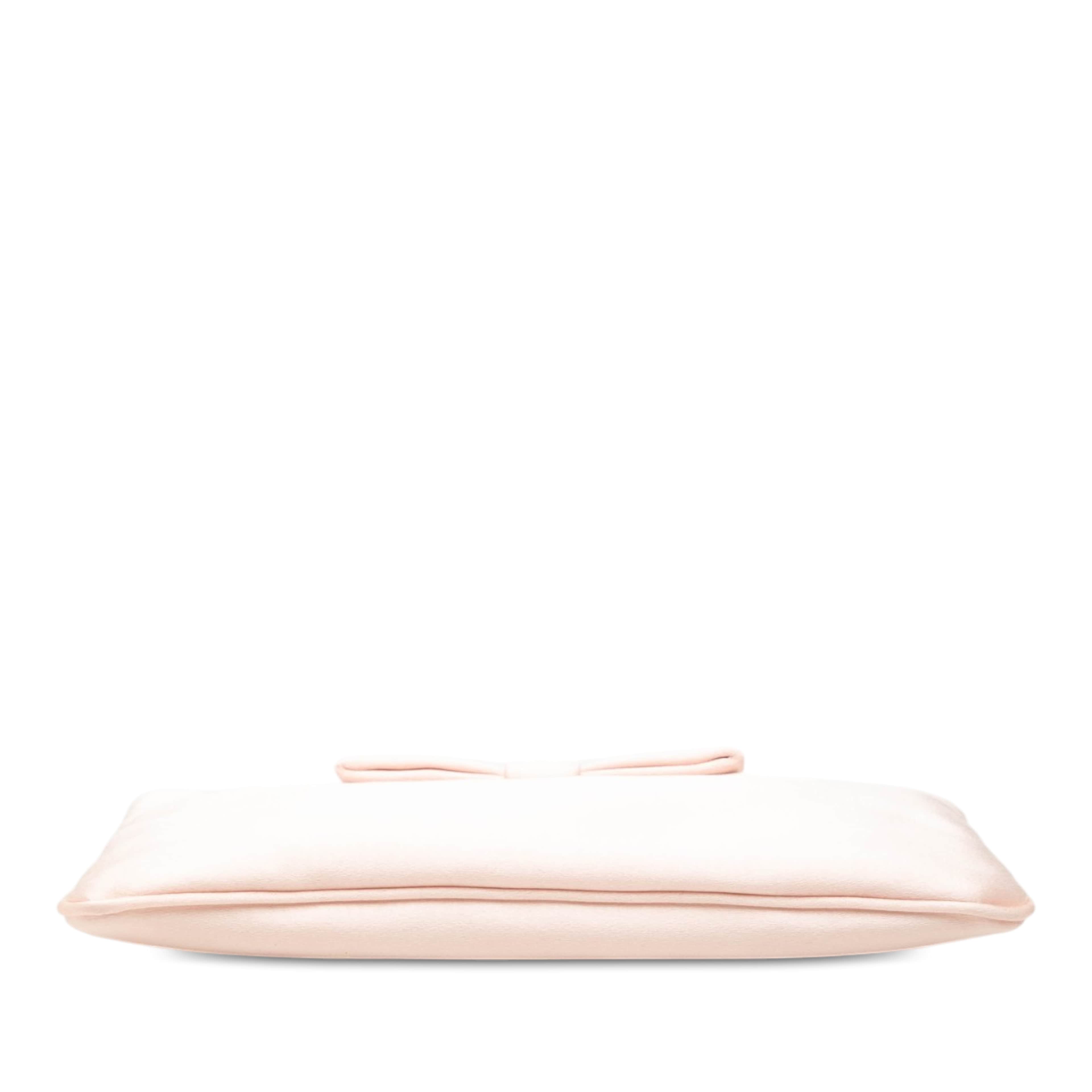 Prada Satin Bow Pouch, från Luxclusif, i färgen rosa. Klicka för att öppna bilden i stort format