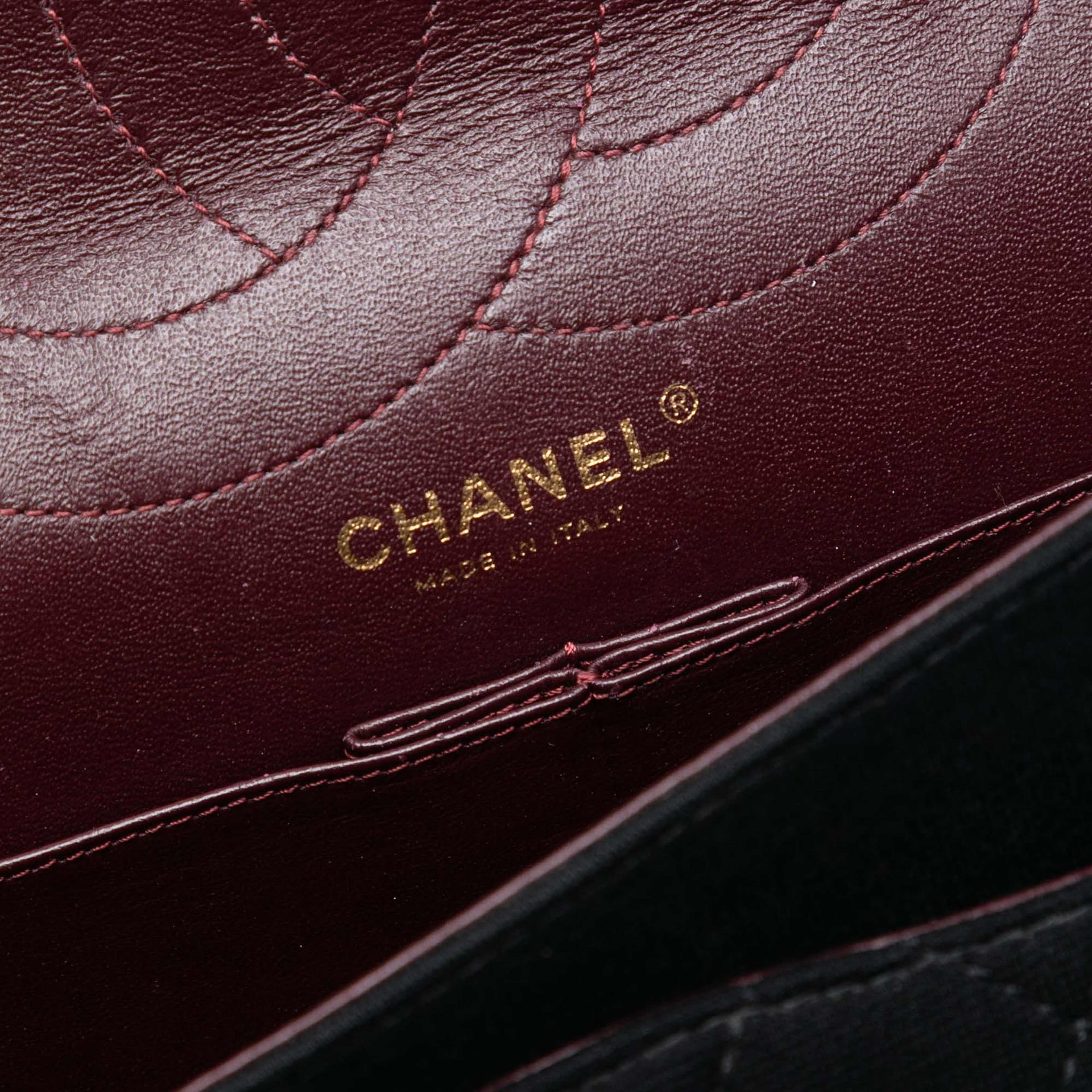 Chanel Reissue 2.55 Quilted Jersey Double Flap 227, från Luxclusif, i färgen black. Klicka för att öppna bilden i stort format