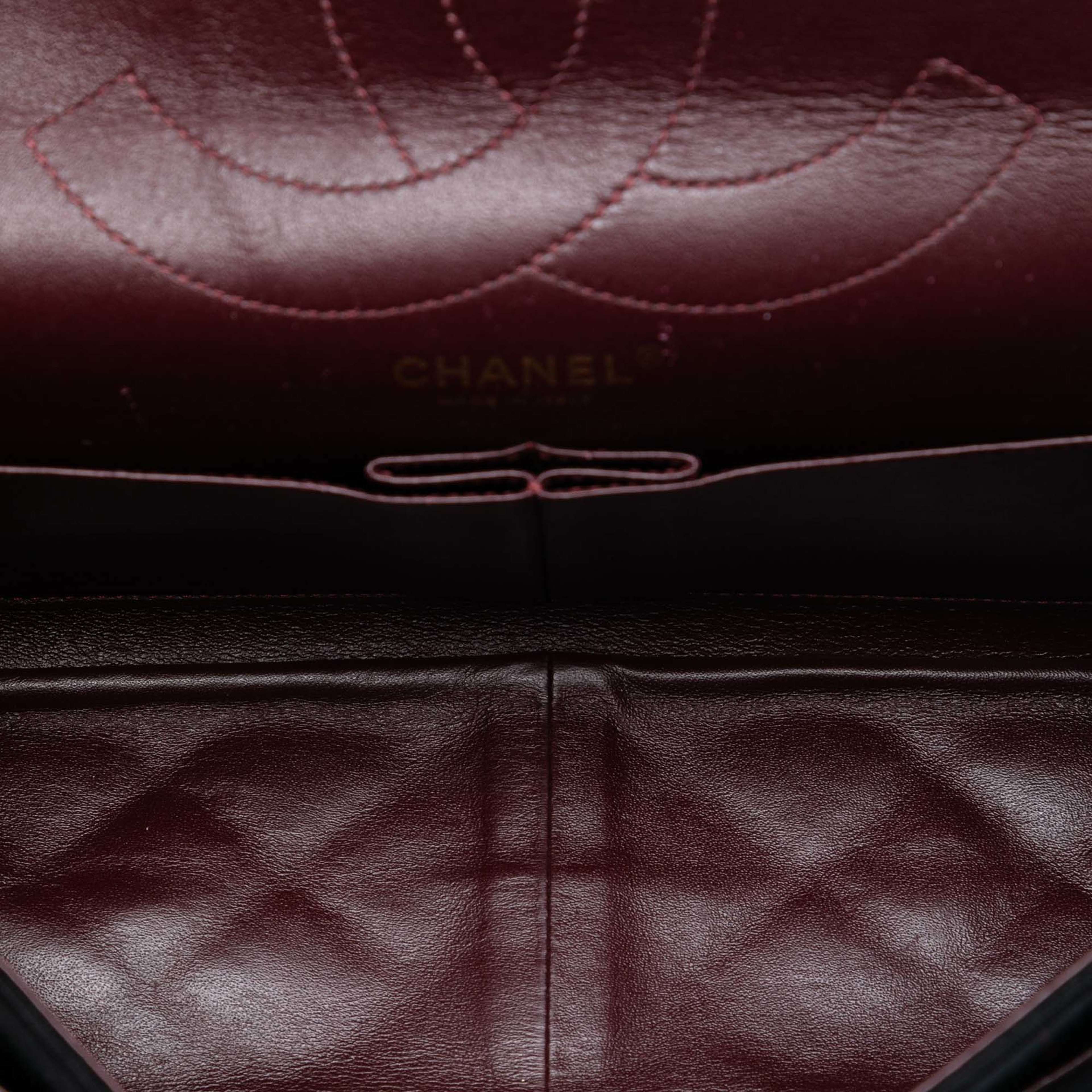 Chanel Reissue 2.55 Quilted Jersey Double Flap 227, från Luxclusif, i färgen black. Klicka för att öppna bilden i stort format