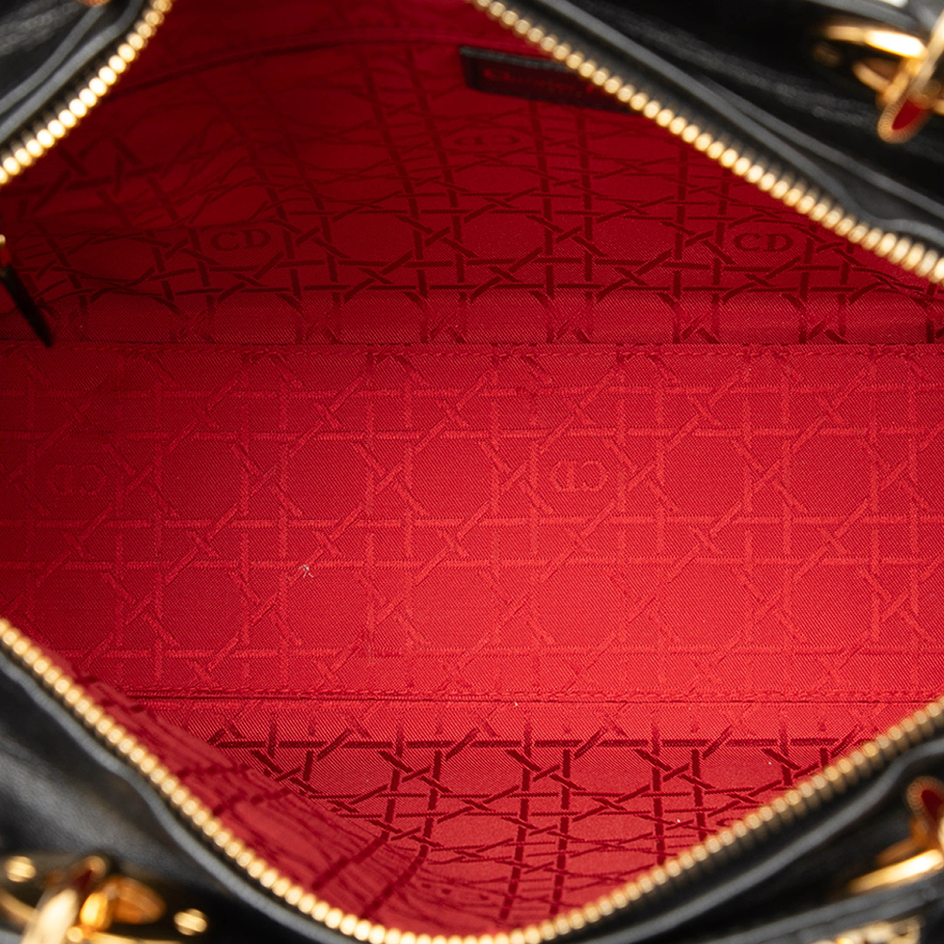 Dior Large Lambskin Cannage Lady Dior, från Luxclusif, i färgen black. Klicka för att öppna bilden i stort format